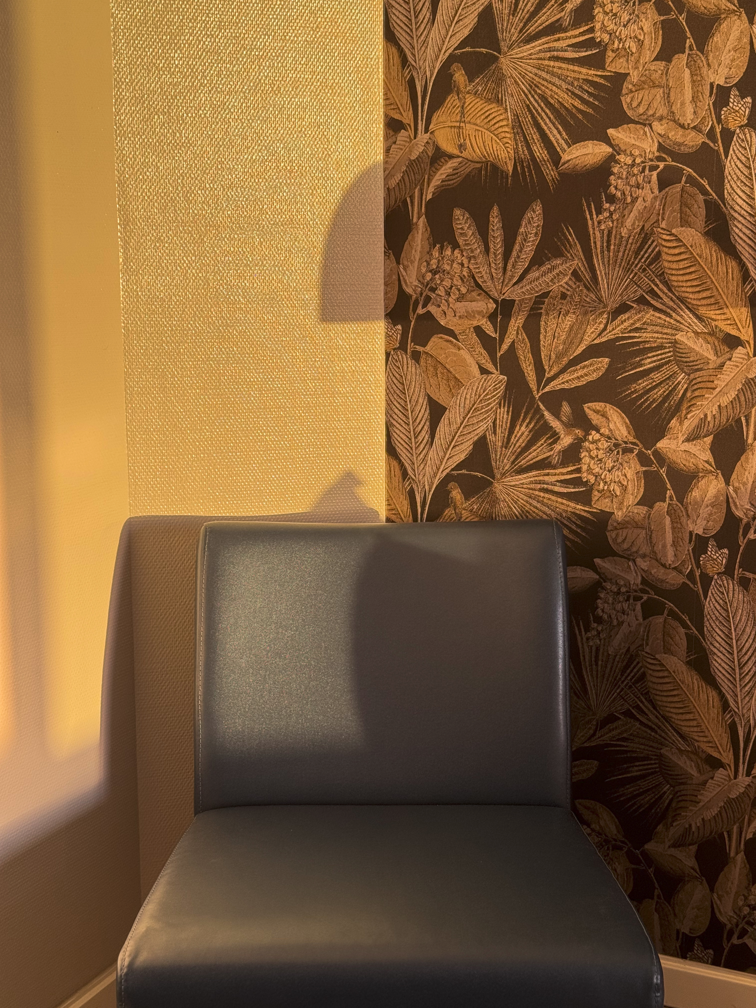 Contemporary guest room featuring elegant botanical décor and warm natural light at Arribas Hotel