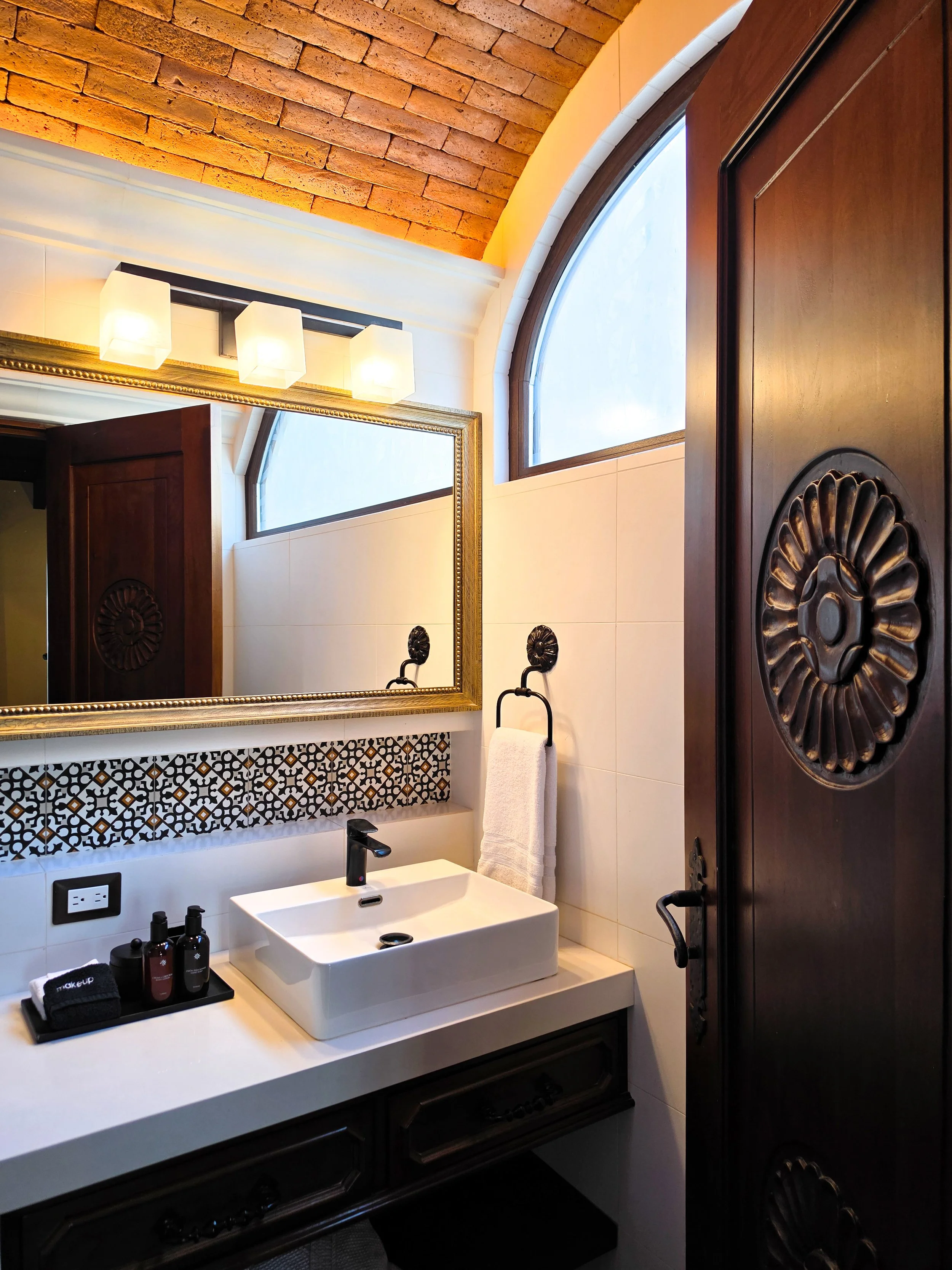 Elegant bathroom with handcrafted details and colonial-inspired design