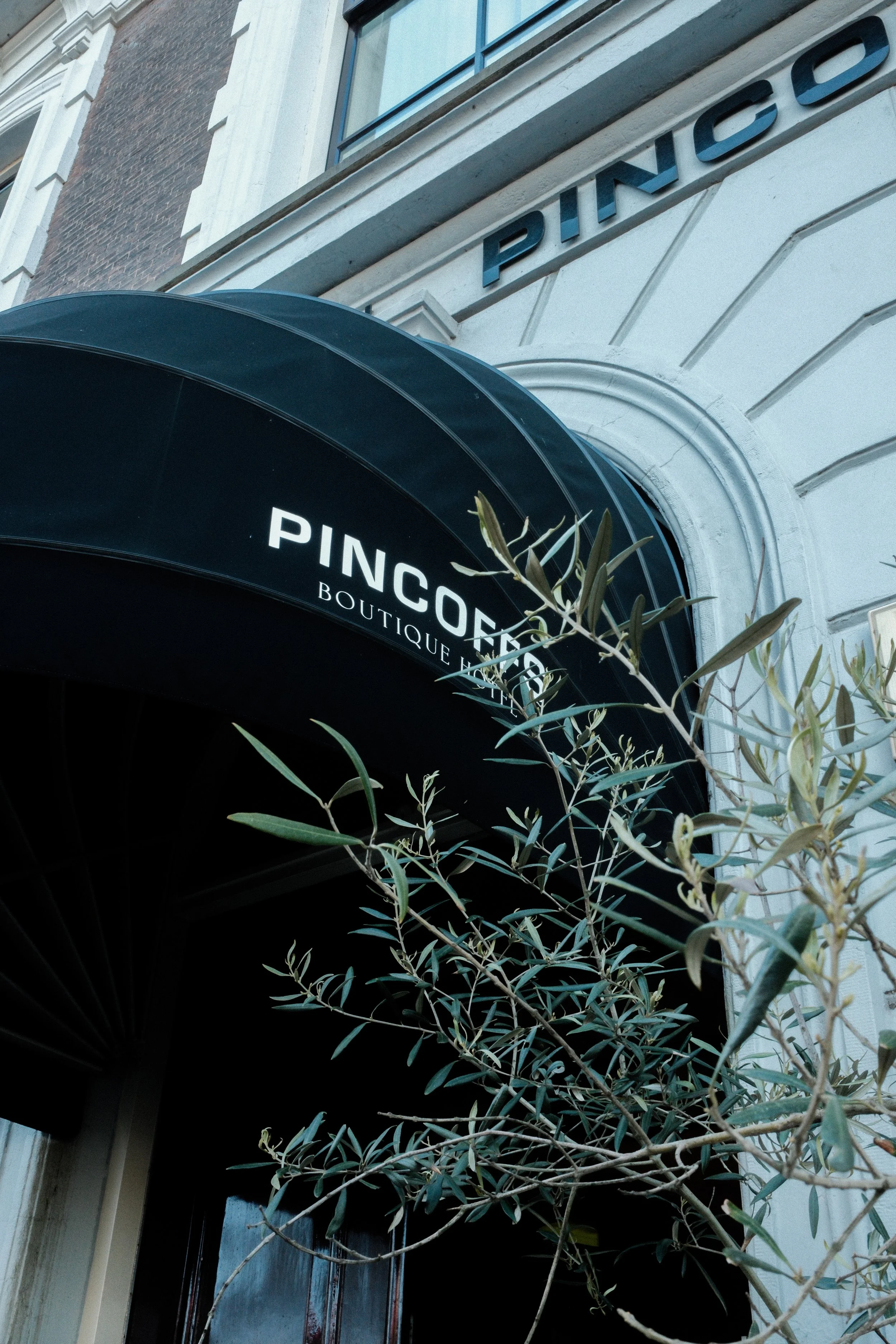 trance facade with signage of Suite Hotel Pincoffs boutique hotel in Rotterdam