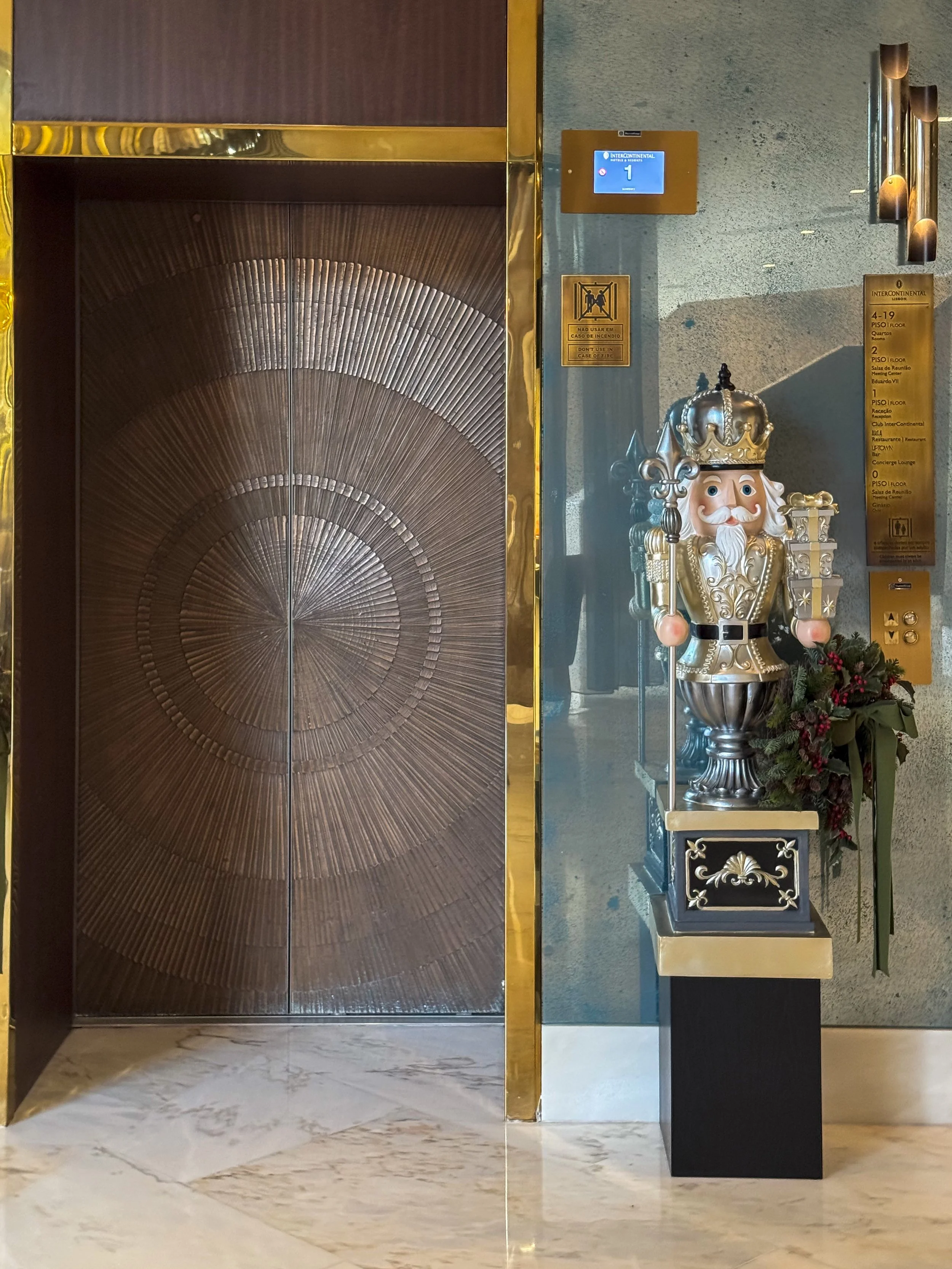 Elegant elevator lobby featuring contemporary finishes and luxury décor