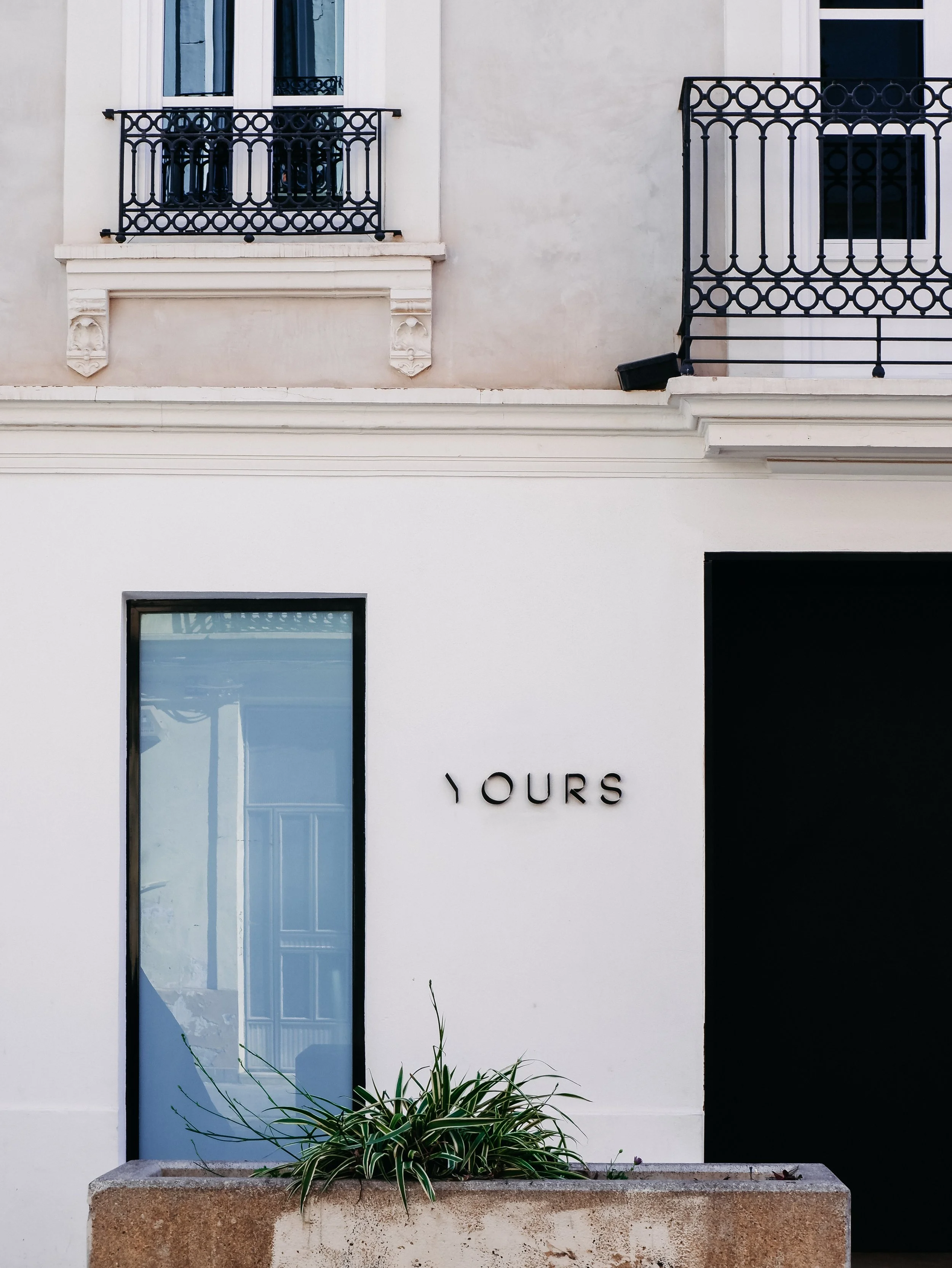 A quiet dialogue between design, light, and texture, YOURS Boutique València – València, Spain.