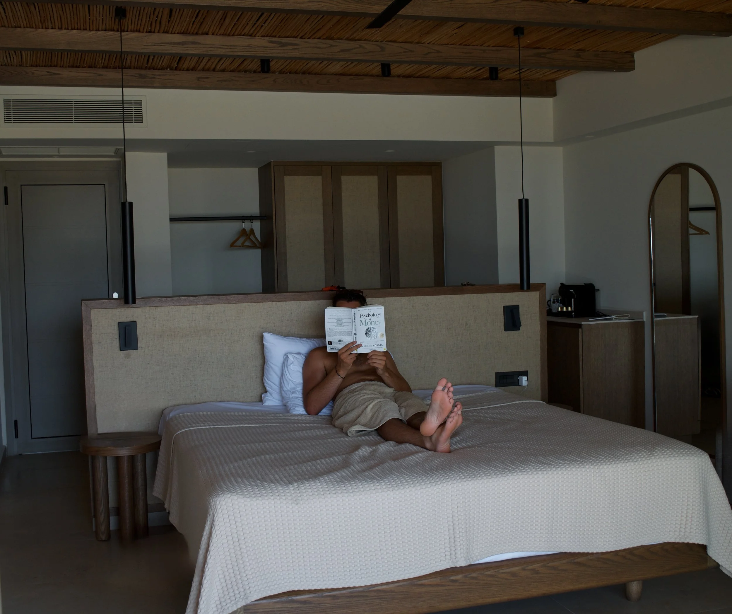Contemporary guest room with natural materials, warm wooden details, and a relaxing minimalist design