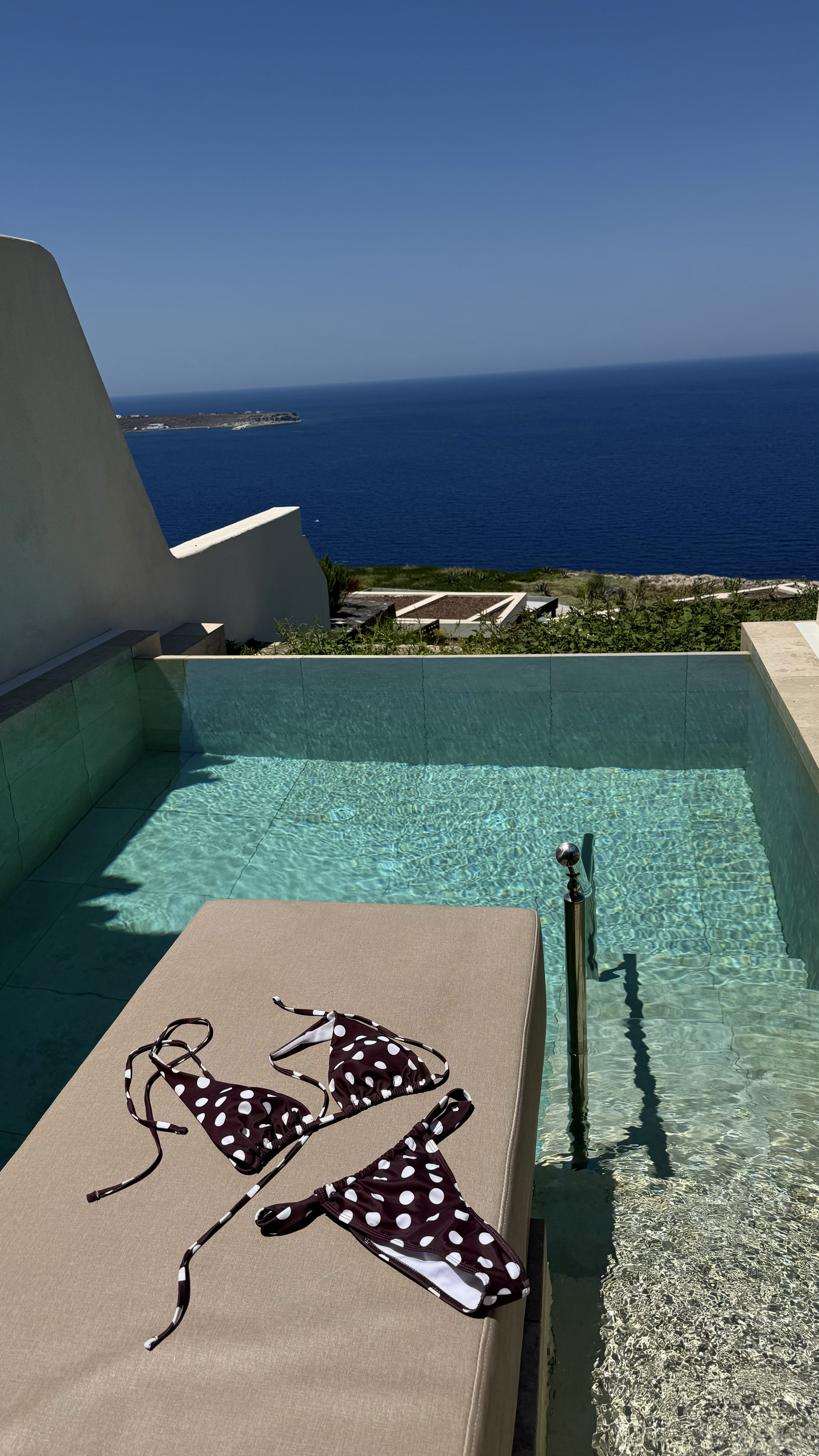 Private plunge pool with uninterrupted Aegean Sea views, creating a peaceful luxury escape in Santorini