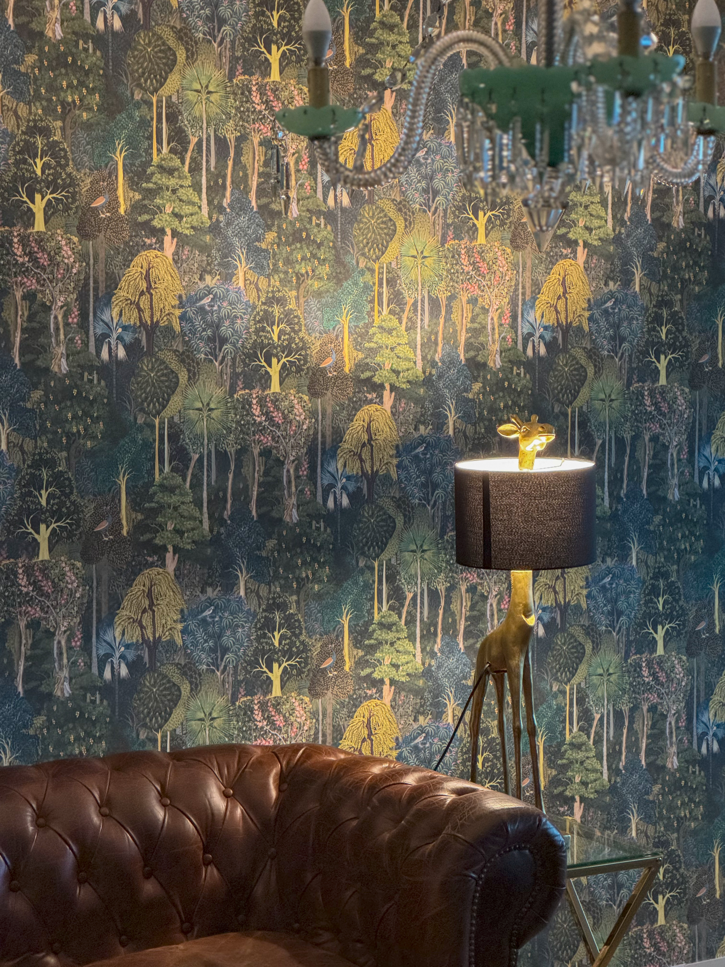 Elegant lounge featuring nature-inspired décor and sophisticated furnishings at Arribas Hotel