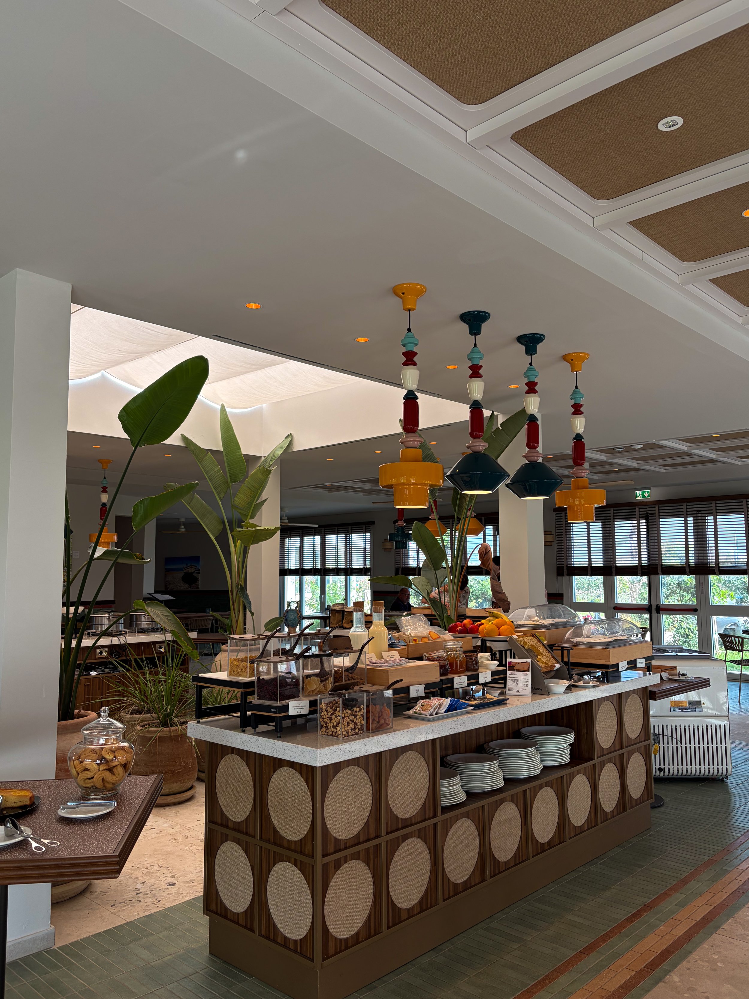 Bright breakfast restaurant serving fresh local flavours in an elegant setting