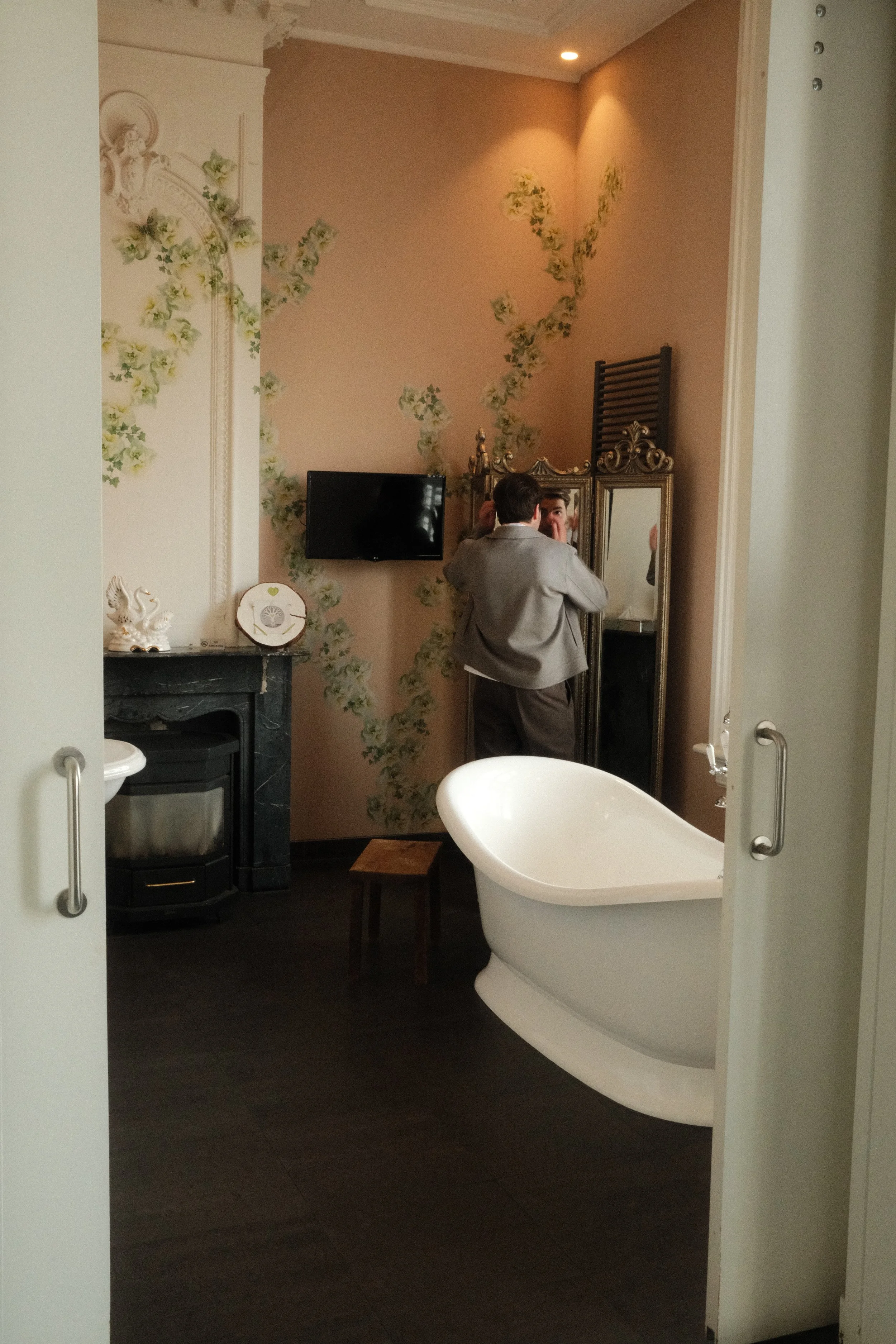 Vintage-style bathroom with freestanding bathtub and classic decor at Suite Hotel Pincoffs Rotterdam