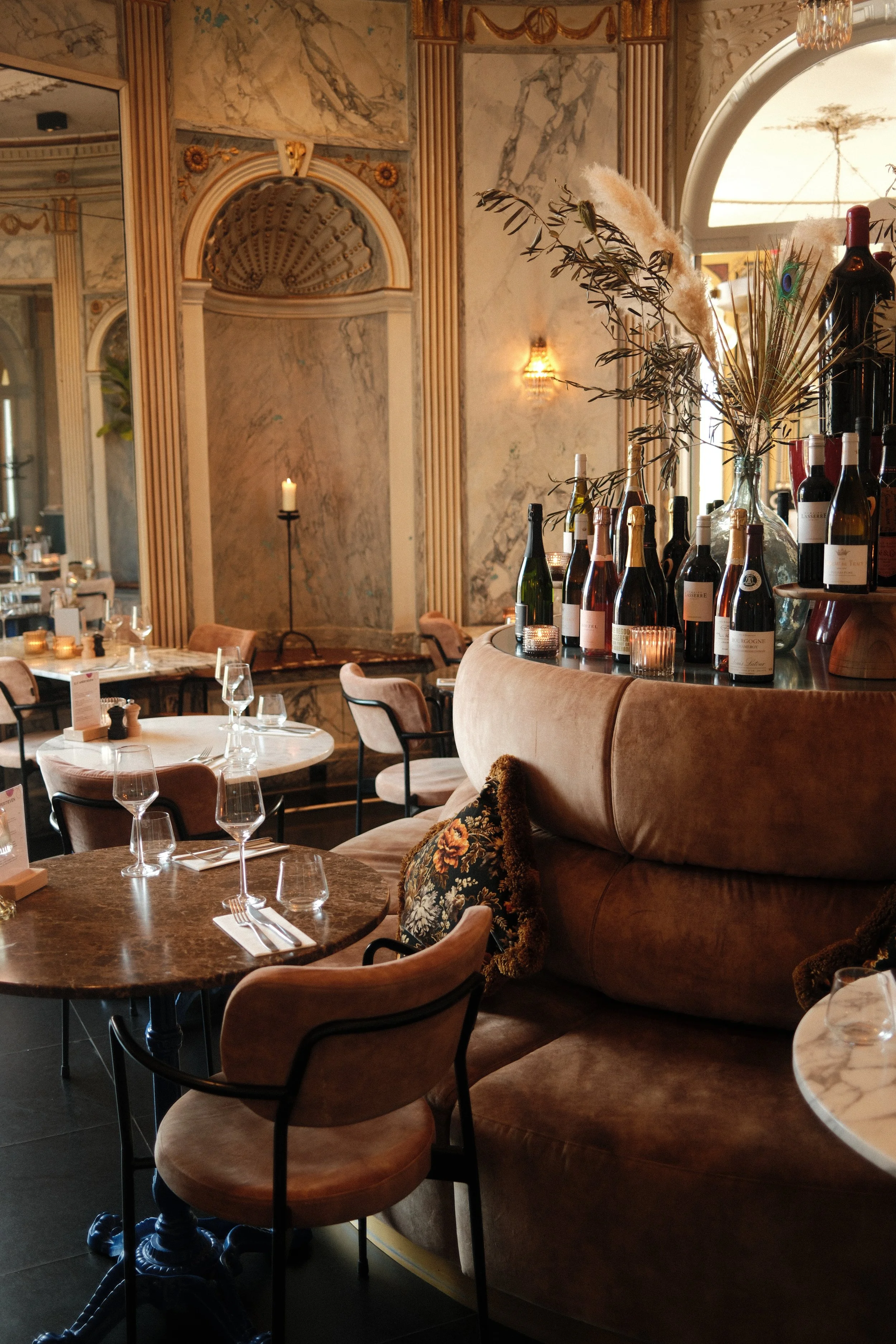 Refined dining space with marble finishes, candlelight, and curated wine selection in an elegant historic setting, Château St. Gerlach – Vaeshartelt Maastricht.