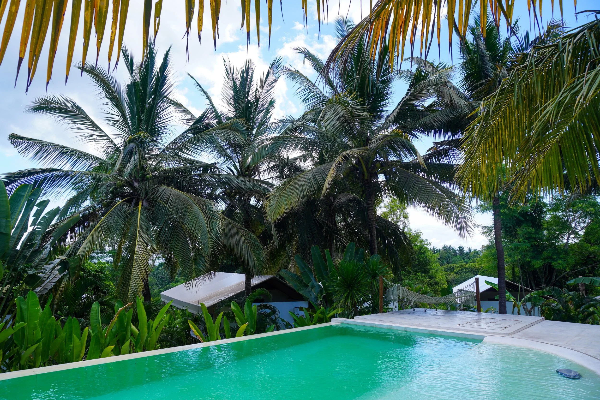 Private villas tucked within lush greenery, blending minimalist design with natural surroundings, Autentik Penida – Nusa Penida, Bali.