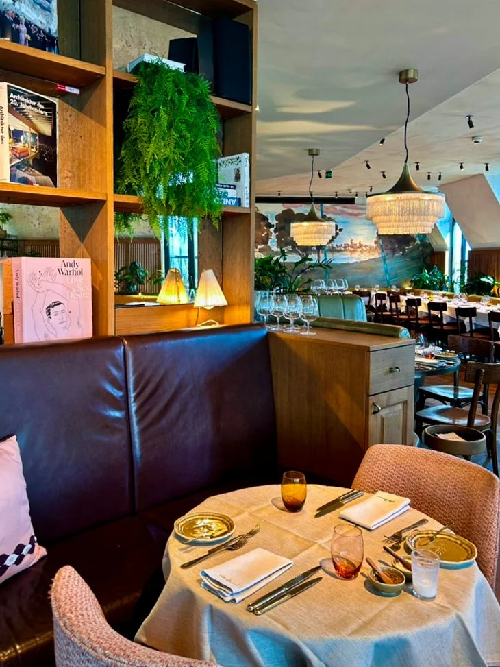 Elegant restaurant combining refined dining with a relaxed atmosphere