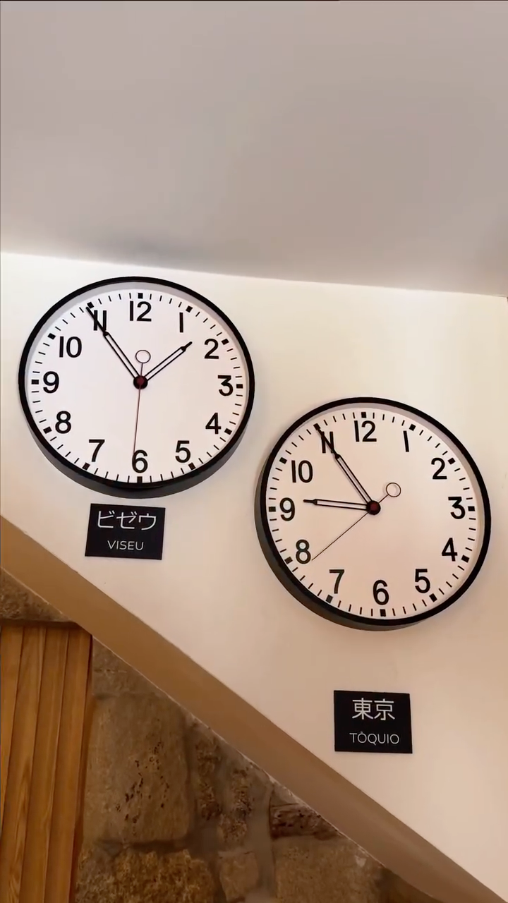 Japanese-inspired world clocks displaying Viseu and Tokyo time inside Viseu Ryokan.