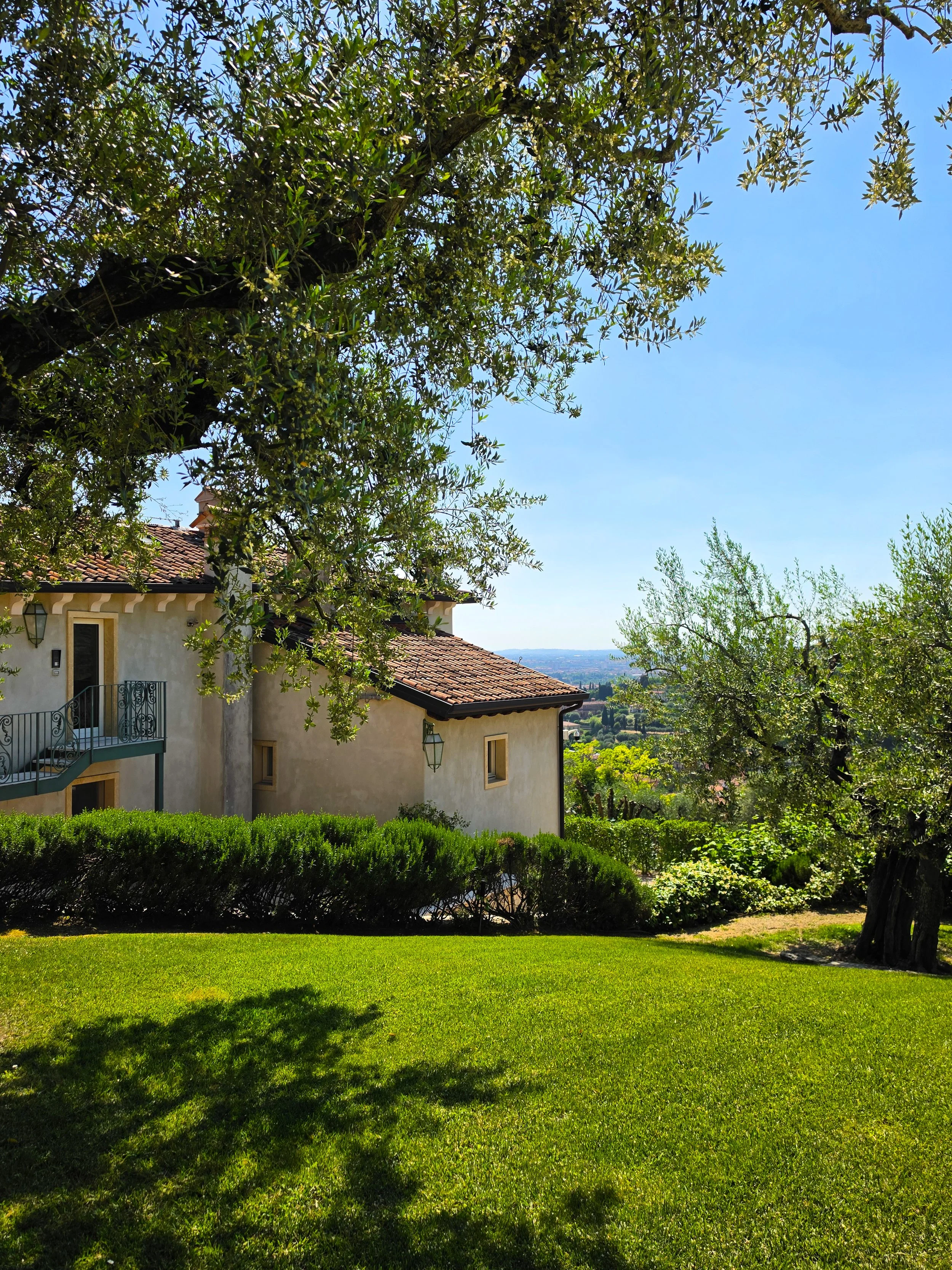 Peaceful garden setting with panoramic views over Verona and the surrounding countryside at Relais Fra’ Lorenzo