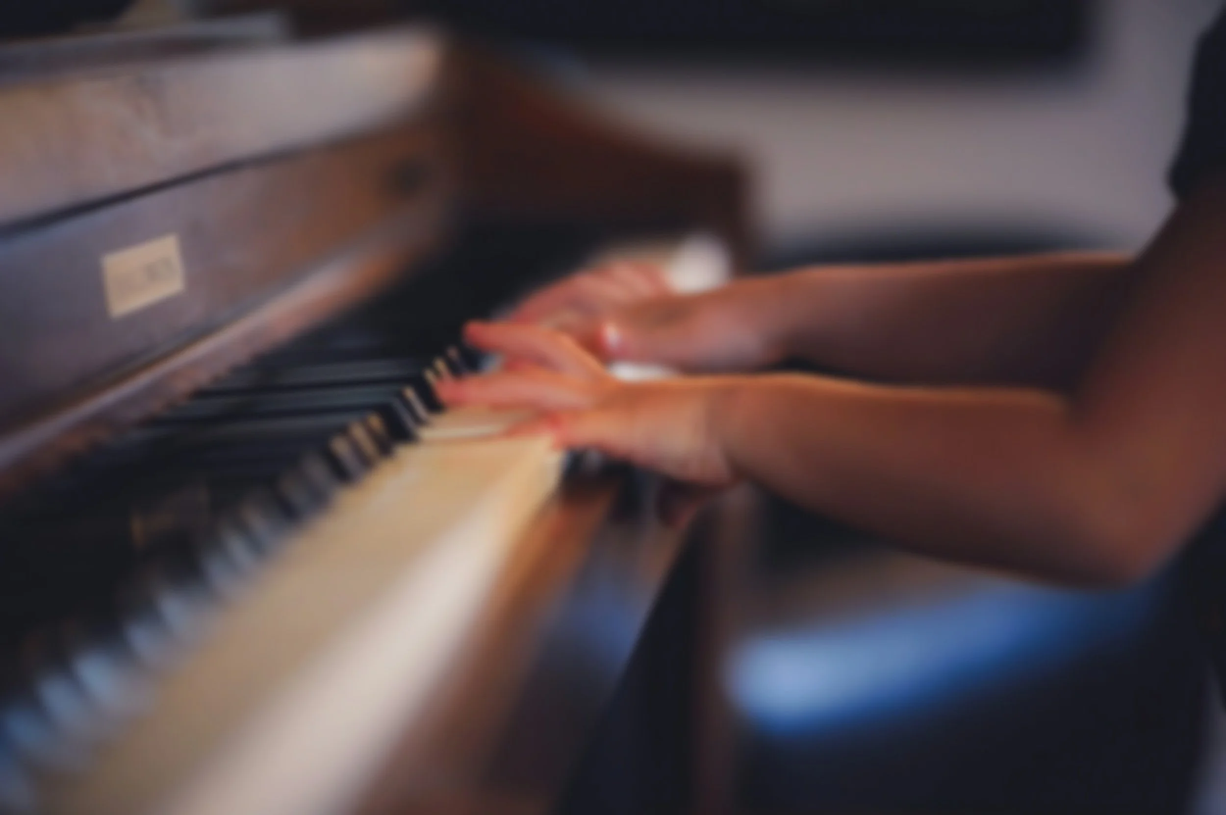 Mains d'un petit enfant jouant du piano.