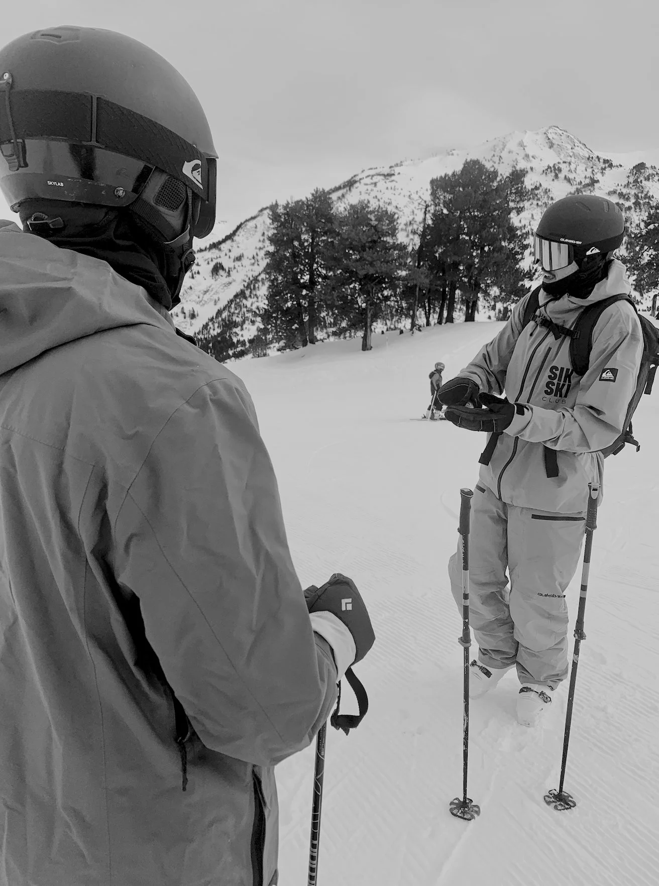 feedback de técnica base de esquí alpino con el grupo de club de sikski