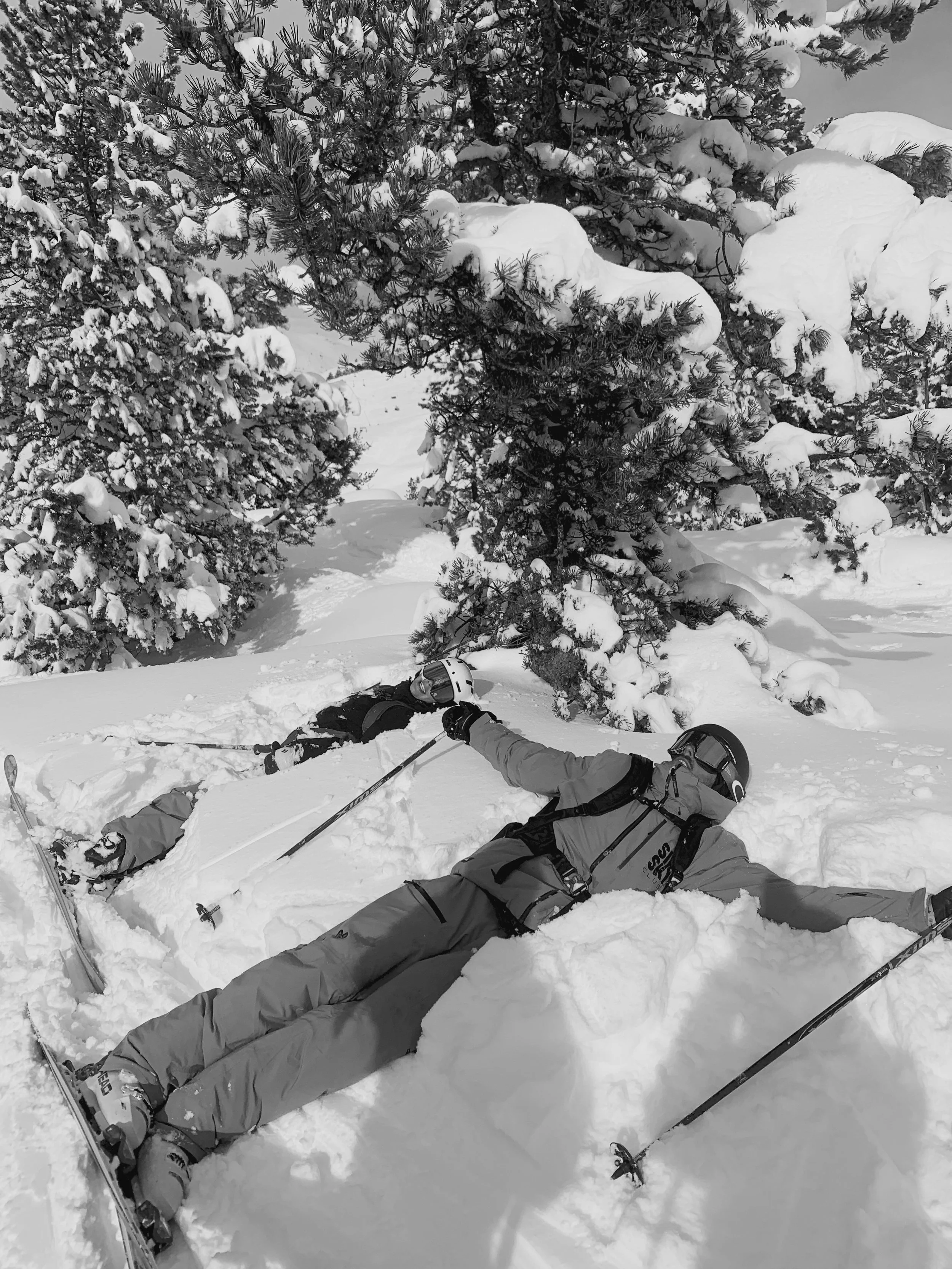 descanso entre bajadas de freeride con el grupo de sheskis by sikski en baqueira beret