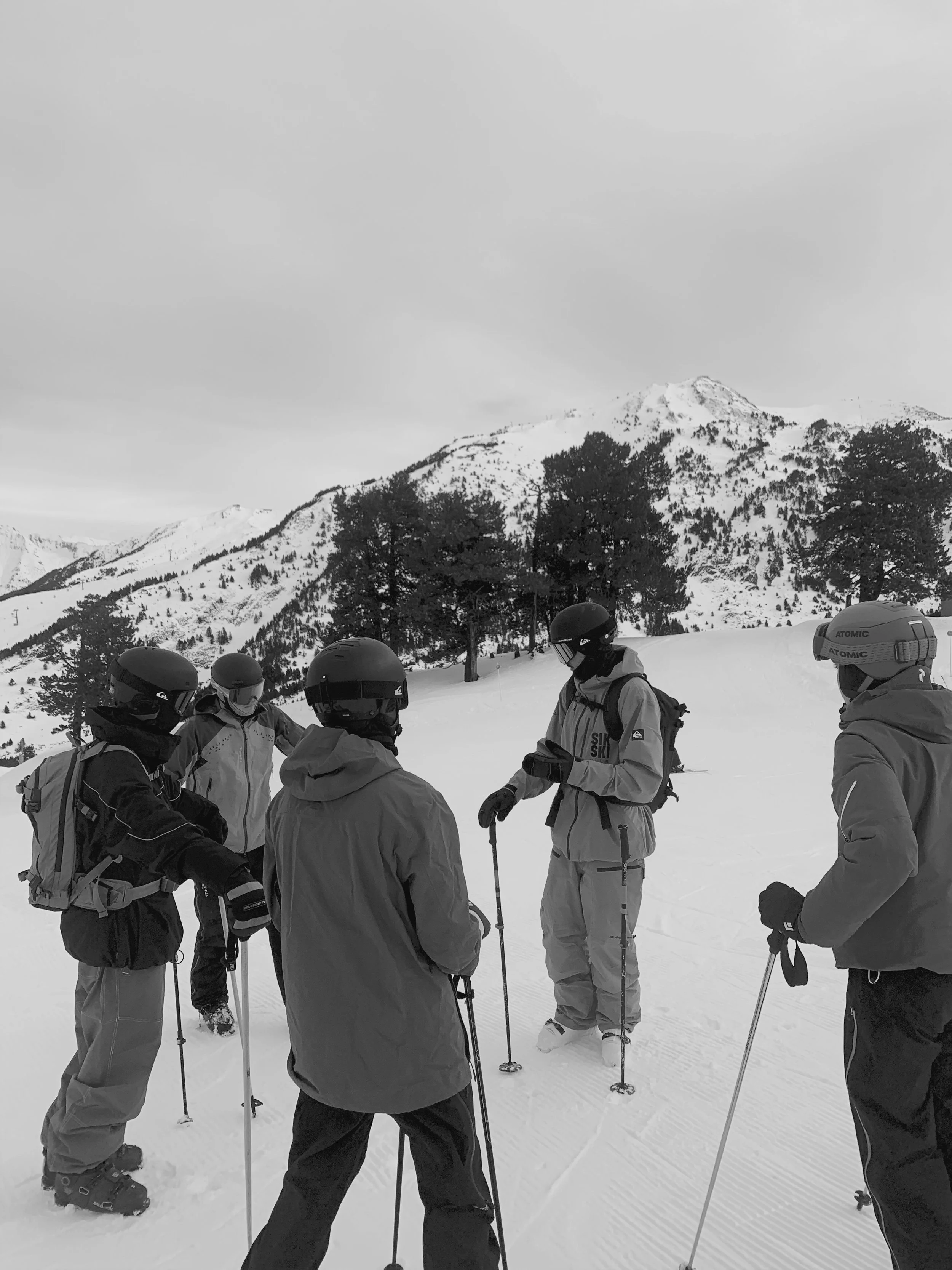 momento de calentamiento con el club de esquí sikski arriba de cabana en baqueira beret