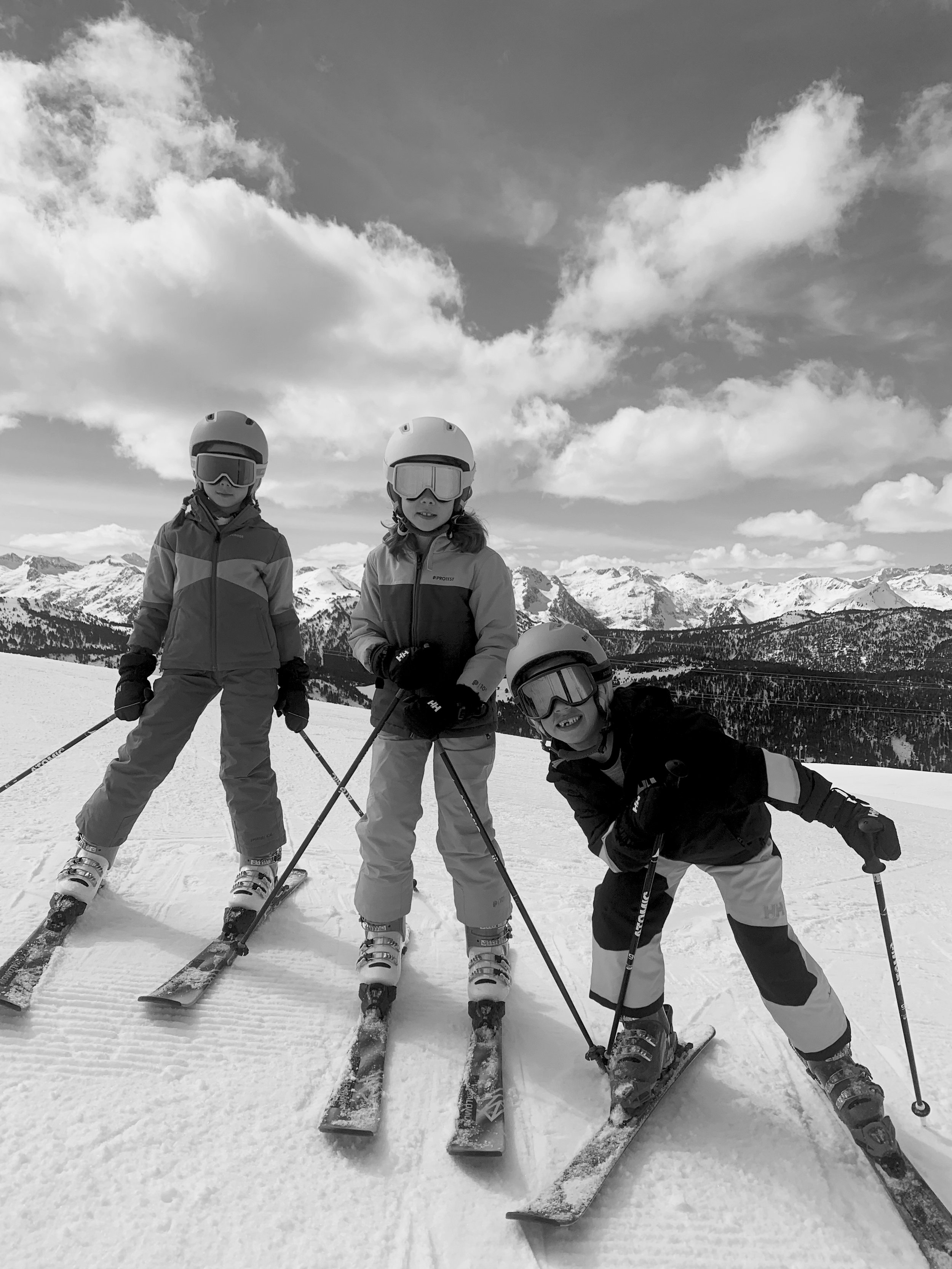 clase de esquí para niños en baqueira haciendo técnica base