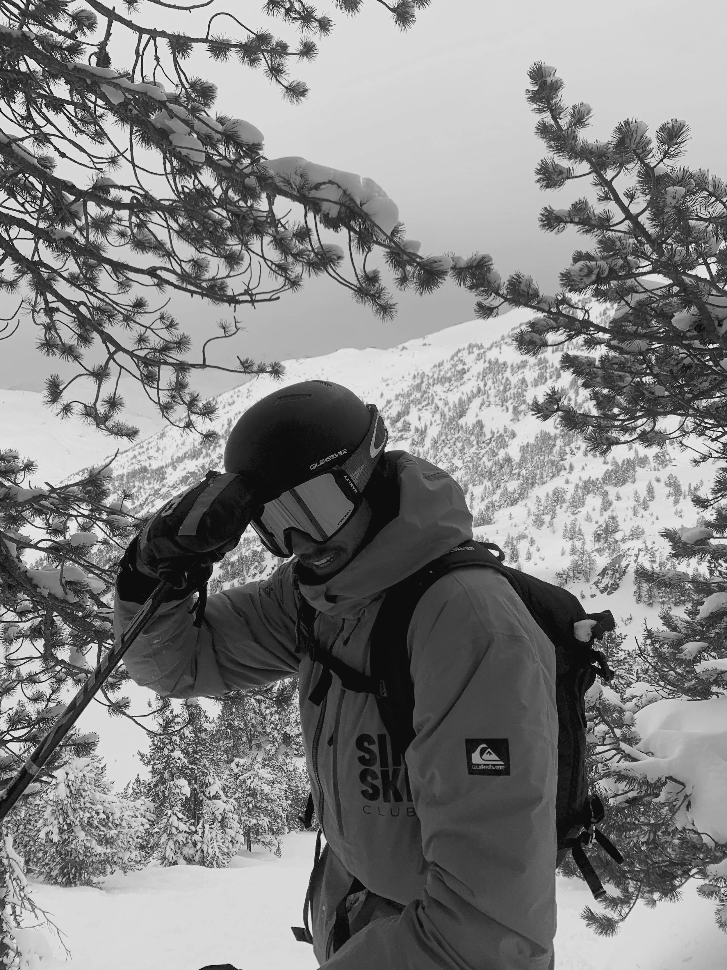 entre los bosques de la estación de baqueira beret haciendo freeride