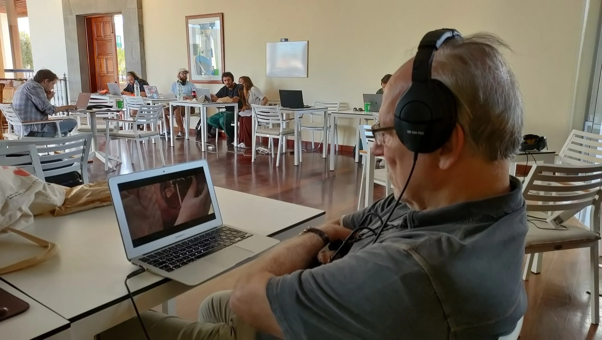 Werner Herzog visionando el primer corte de Ixtlahuacán - Una película de Augusto De Alba / Amaremio