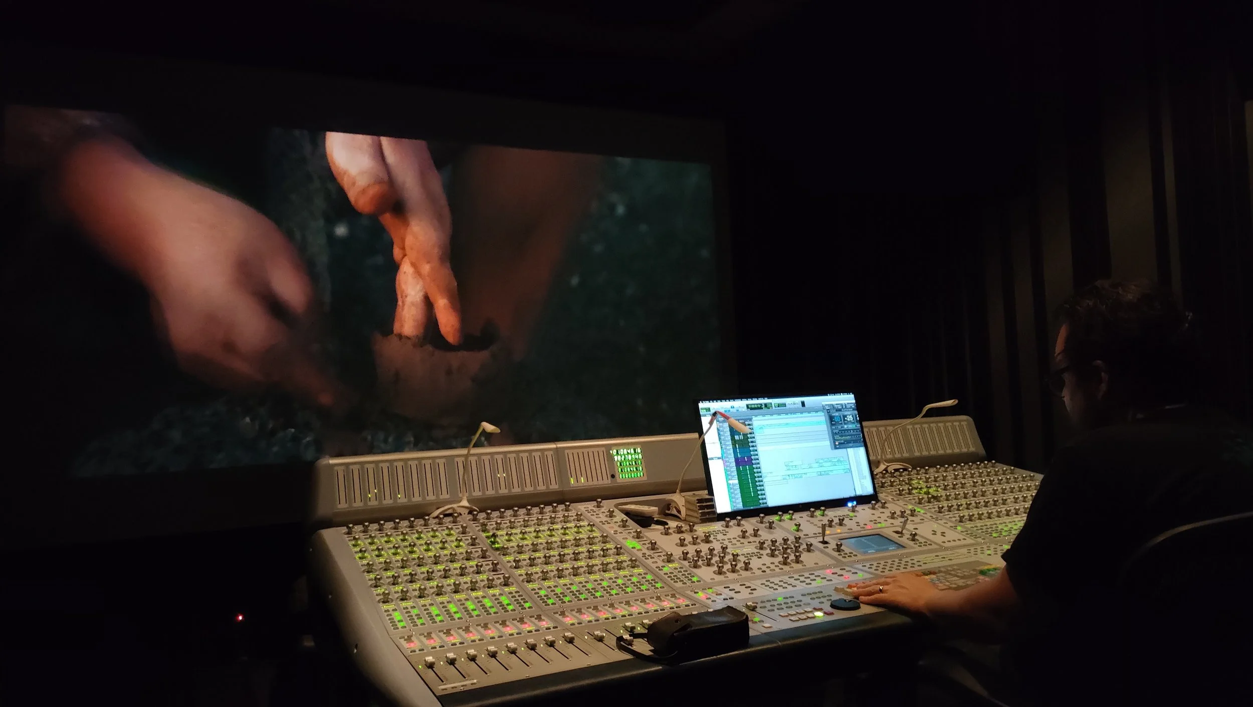 Odín Acosta realizando la mezcla 5.1 Dolby de Ixtlahuacán - Una película de Augusto De Alba / Amaremio