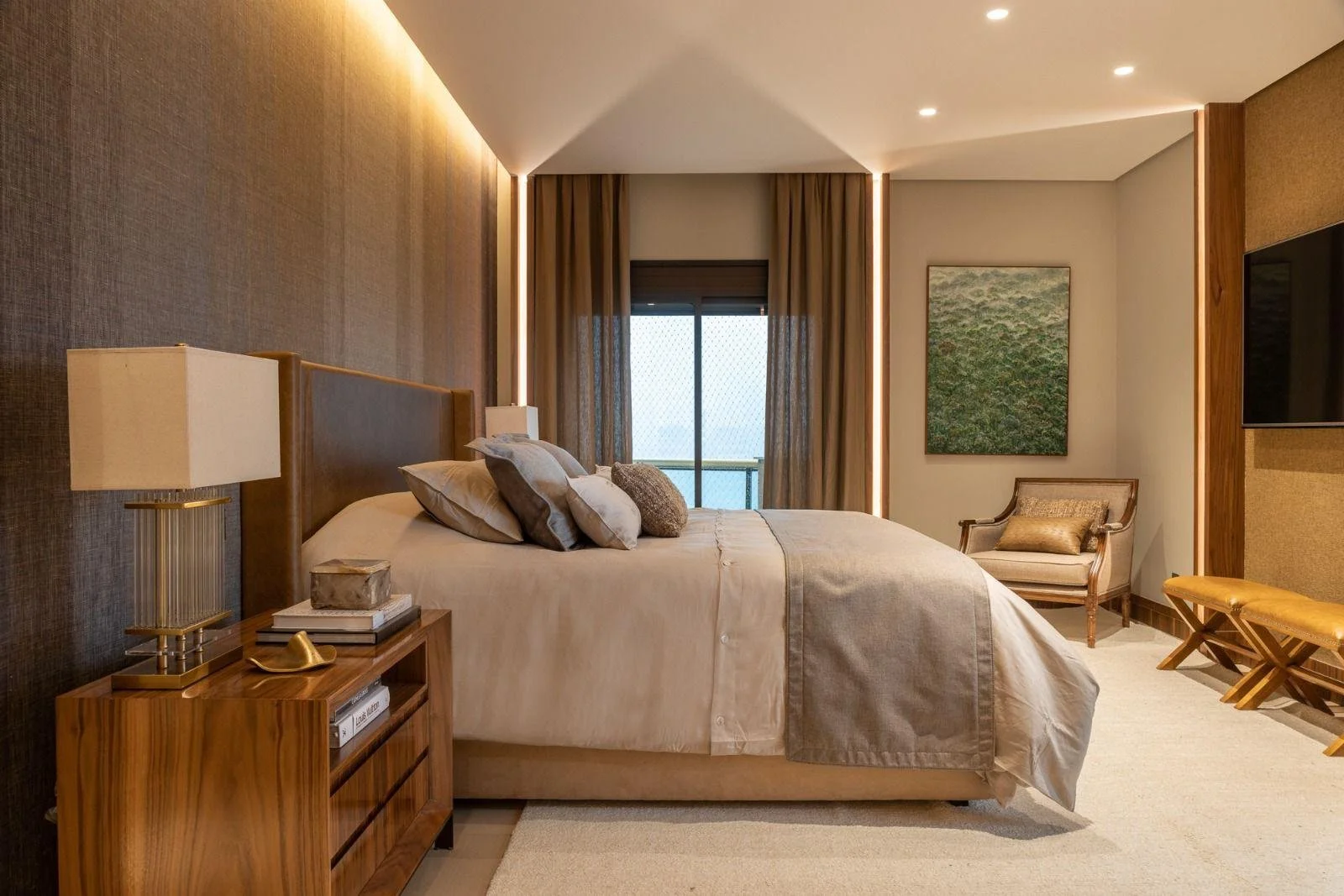 Suite matrimoniale composta da arredo classico e soffitto che si accende di luce grazie a un inserto LED che mette in risalto la testiera del letto.