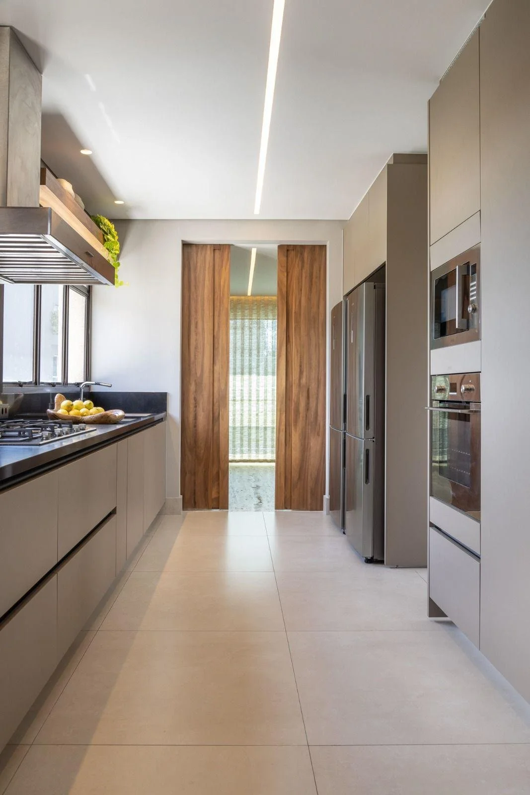 Cucina - con colonne integrate e luce a soffitto.