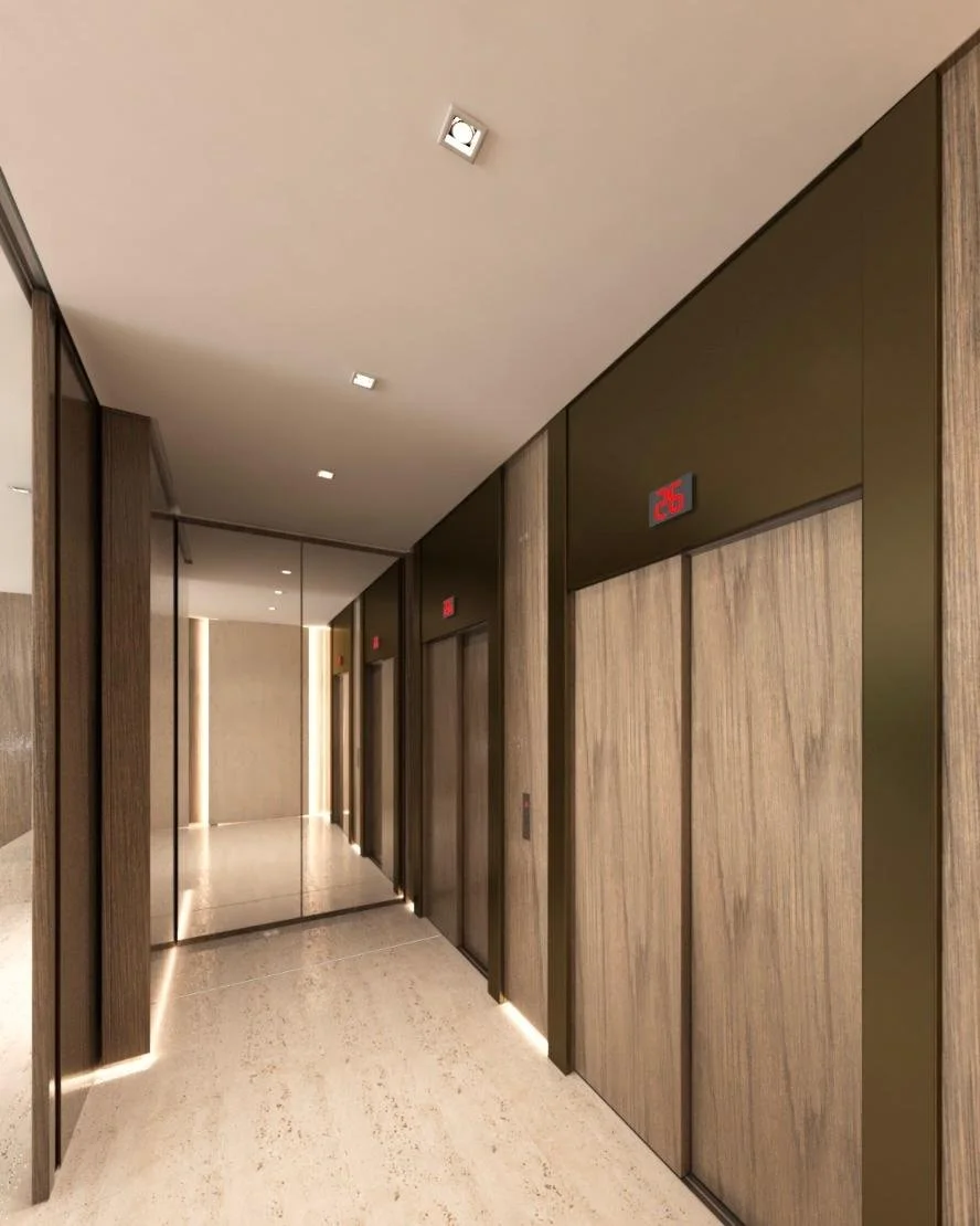 Ingresso / hall ascensore con pareti e porte dell’ascensore rivestite in legno, con cornice in bronzo. Specchio a filo che nasconde una scarpiera. Illuminazione LED integrata nel battiscopa, a livello del pavimento.