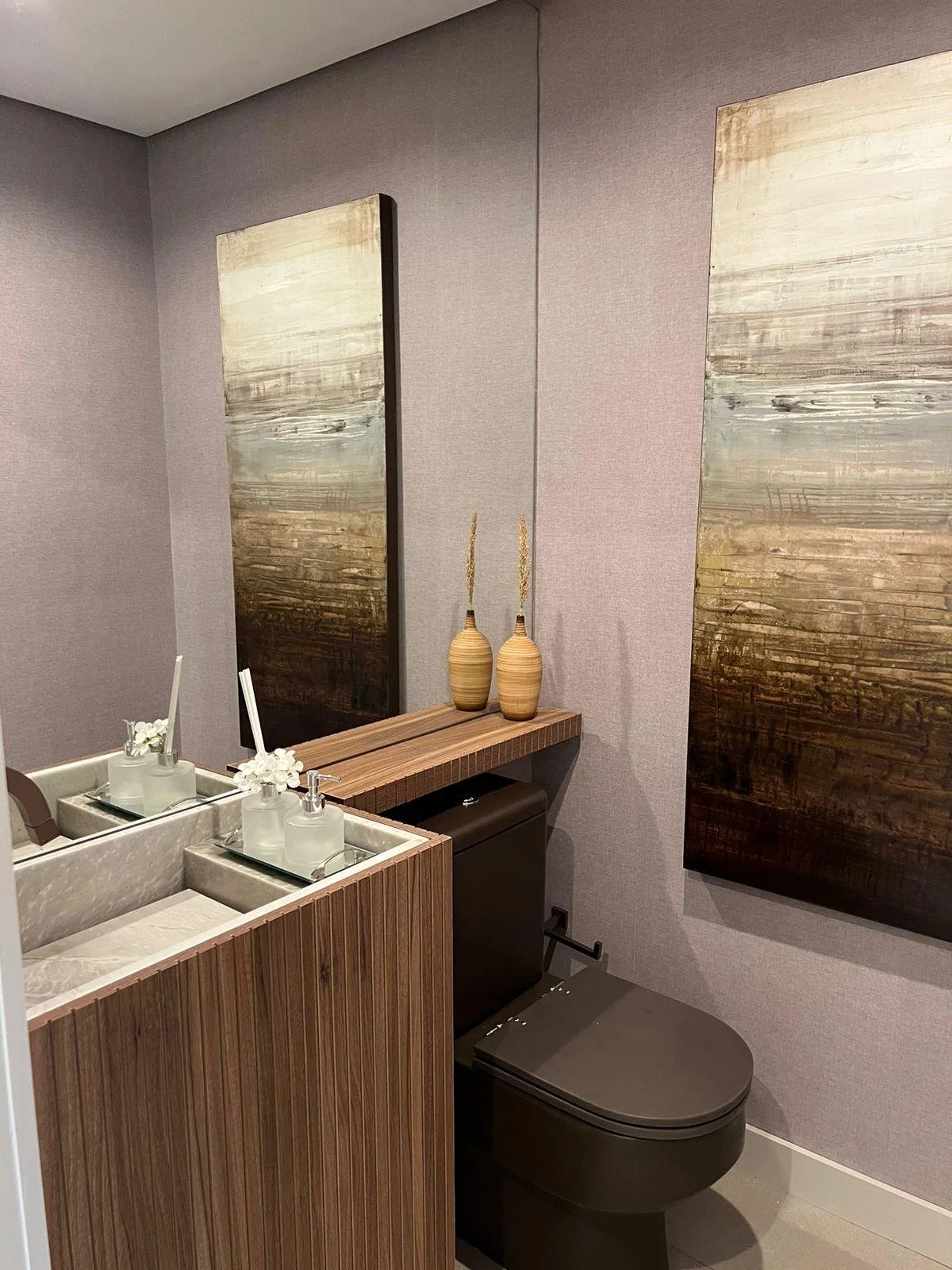 Bagno elegante con pareti in tessuto, mobili in legno e decorazioni artistiche. Il design sobrio e sofisticato trasforma il piccolo spazio in un'oasi di lusso.