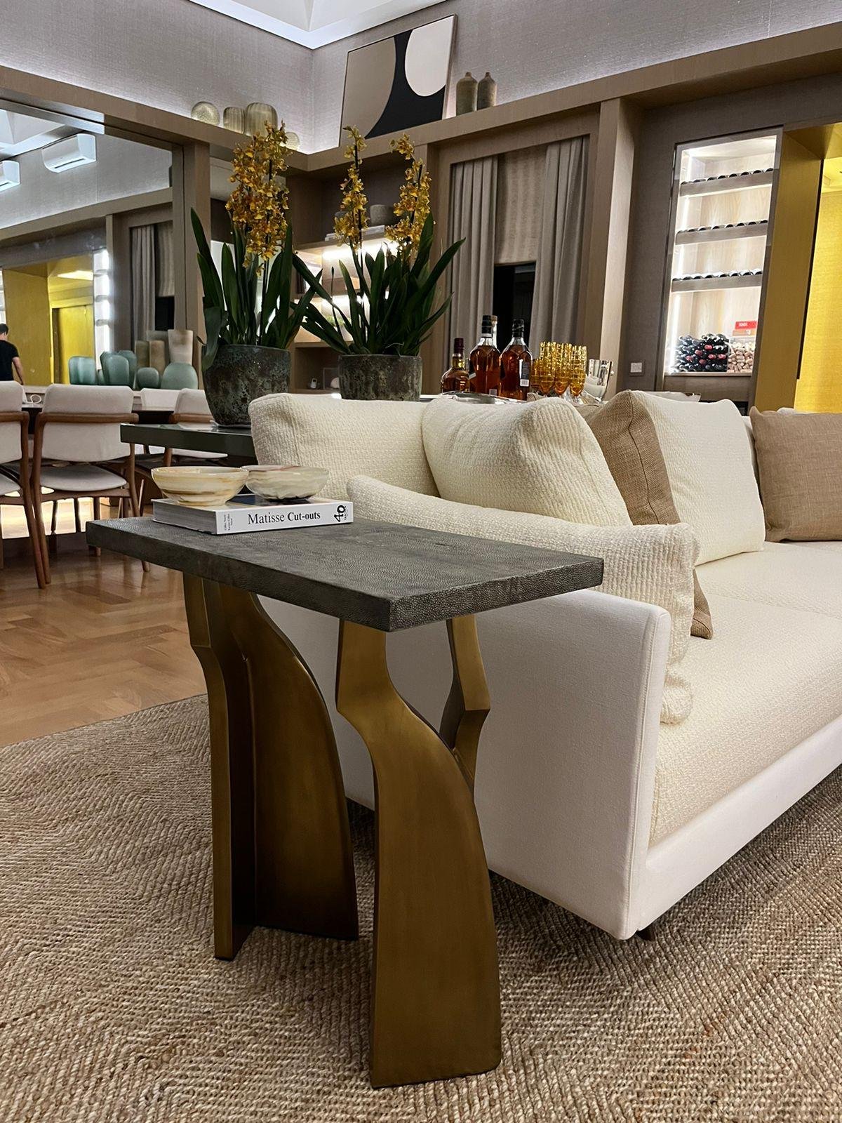 Tavolo laterale moderno e minimalista, ideale come supporto accanto al divano. Un elemento di arredo contemporaneo che si inserisce perfettamente in questo salotto.