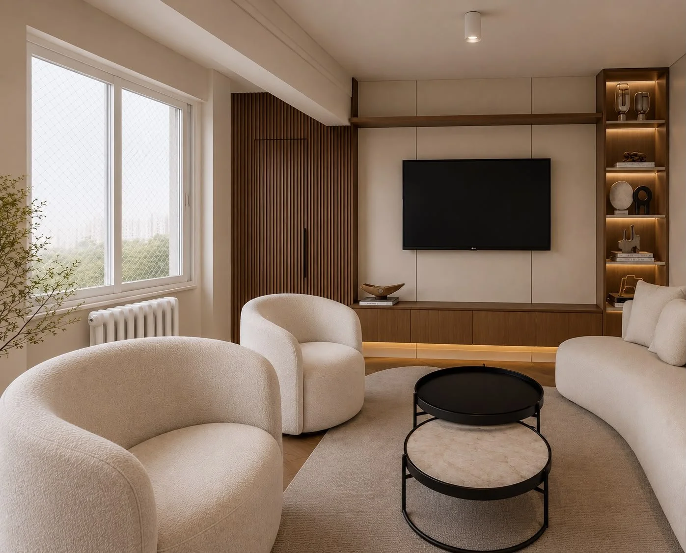 La parete TV è definita da una composizione su misura che alterna superfici neutre, legno e una libreria verticale illuminata. Il pannello a doghe introduce ritmo e matericità, mentre l’illuminazione integrata valorizza il mobile sospeso.