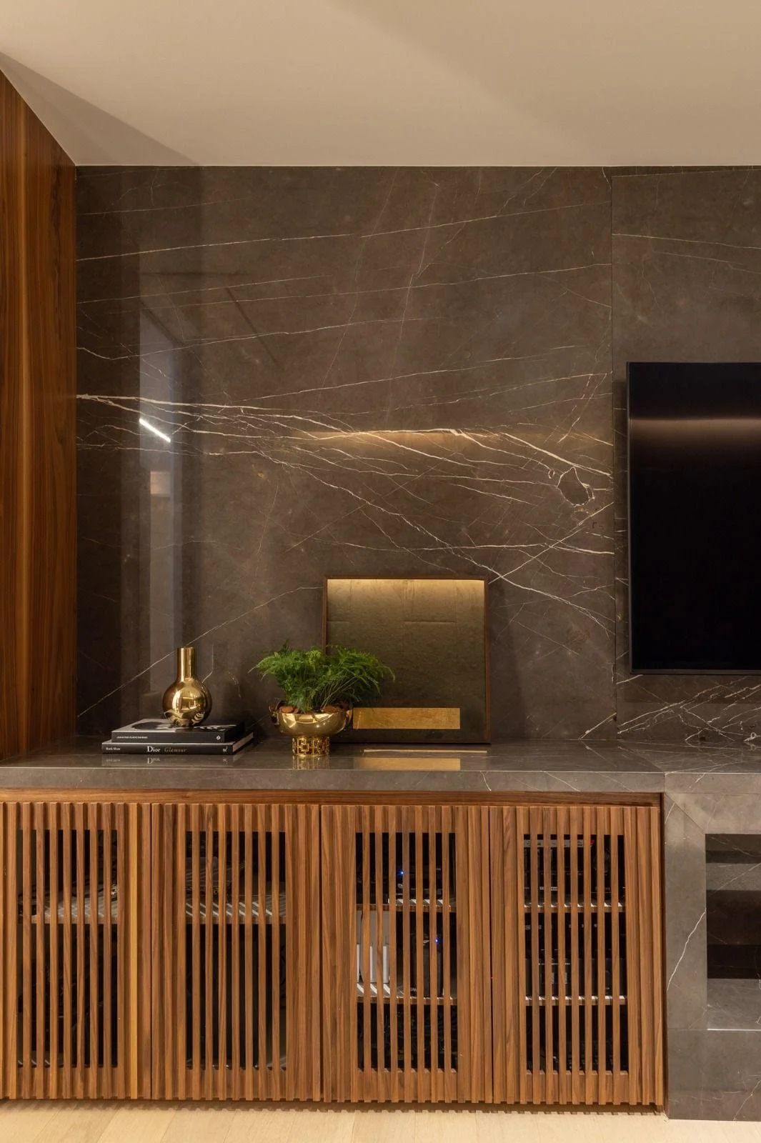 Home Theater - pannello TV rivestito in marmo scuro.