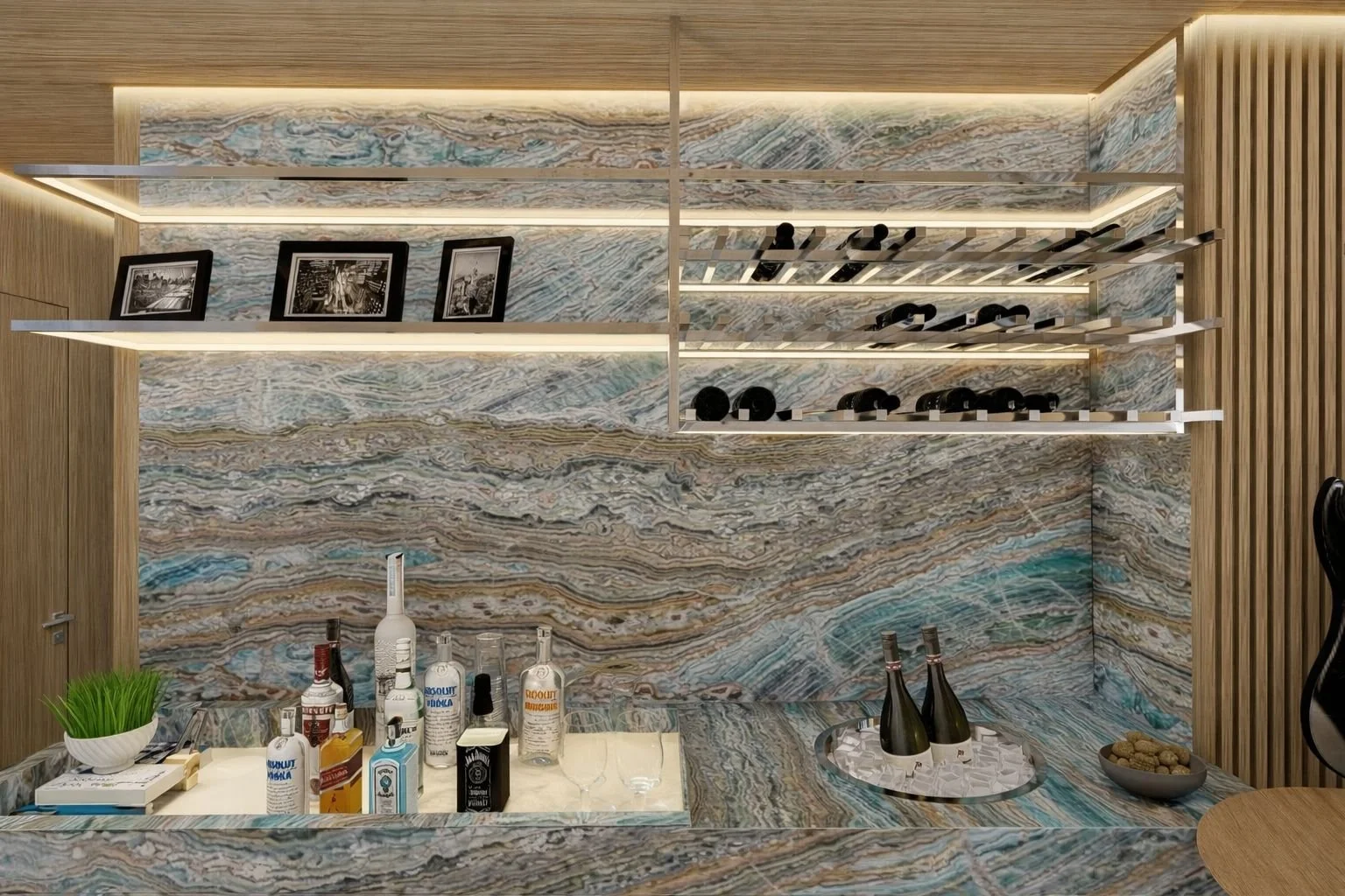 Dettaglio del bar con piano e parete coordinati in pietra naturale, esposizione di bottiglie e struttura metallica con mensole illuminate per vini e oggetti decorativi.