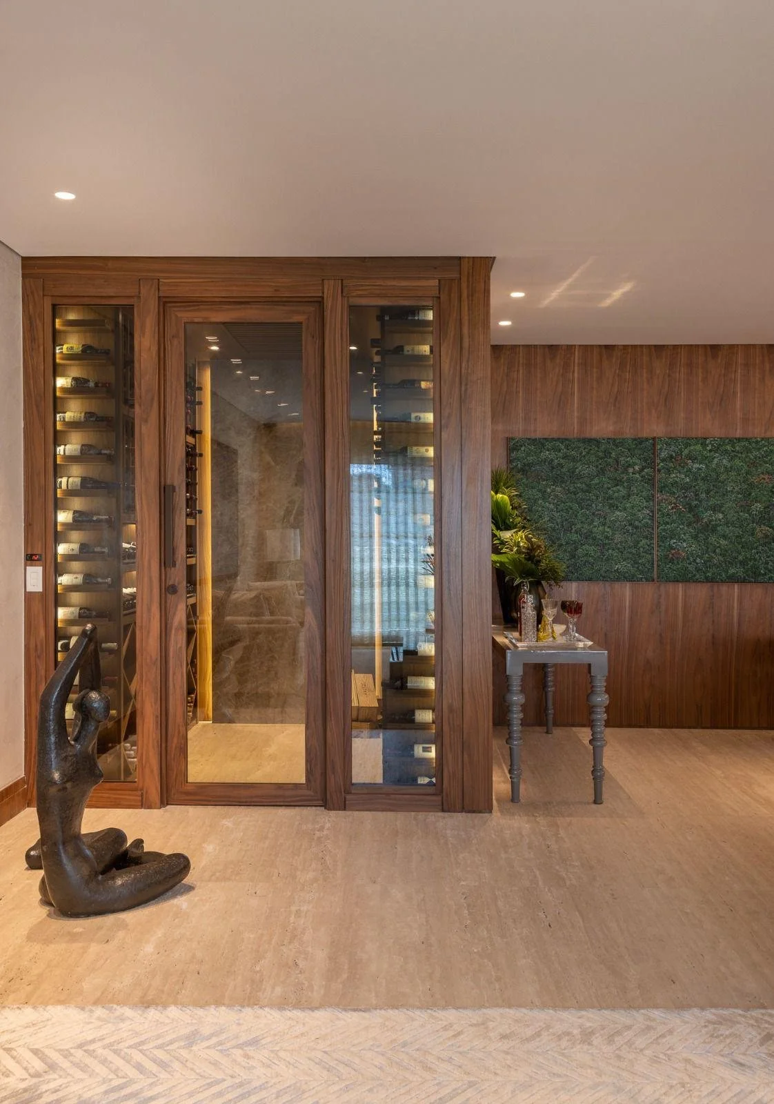 Cantina vini a vista integrata nella boiserie.