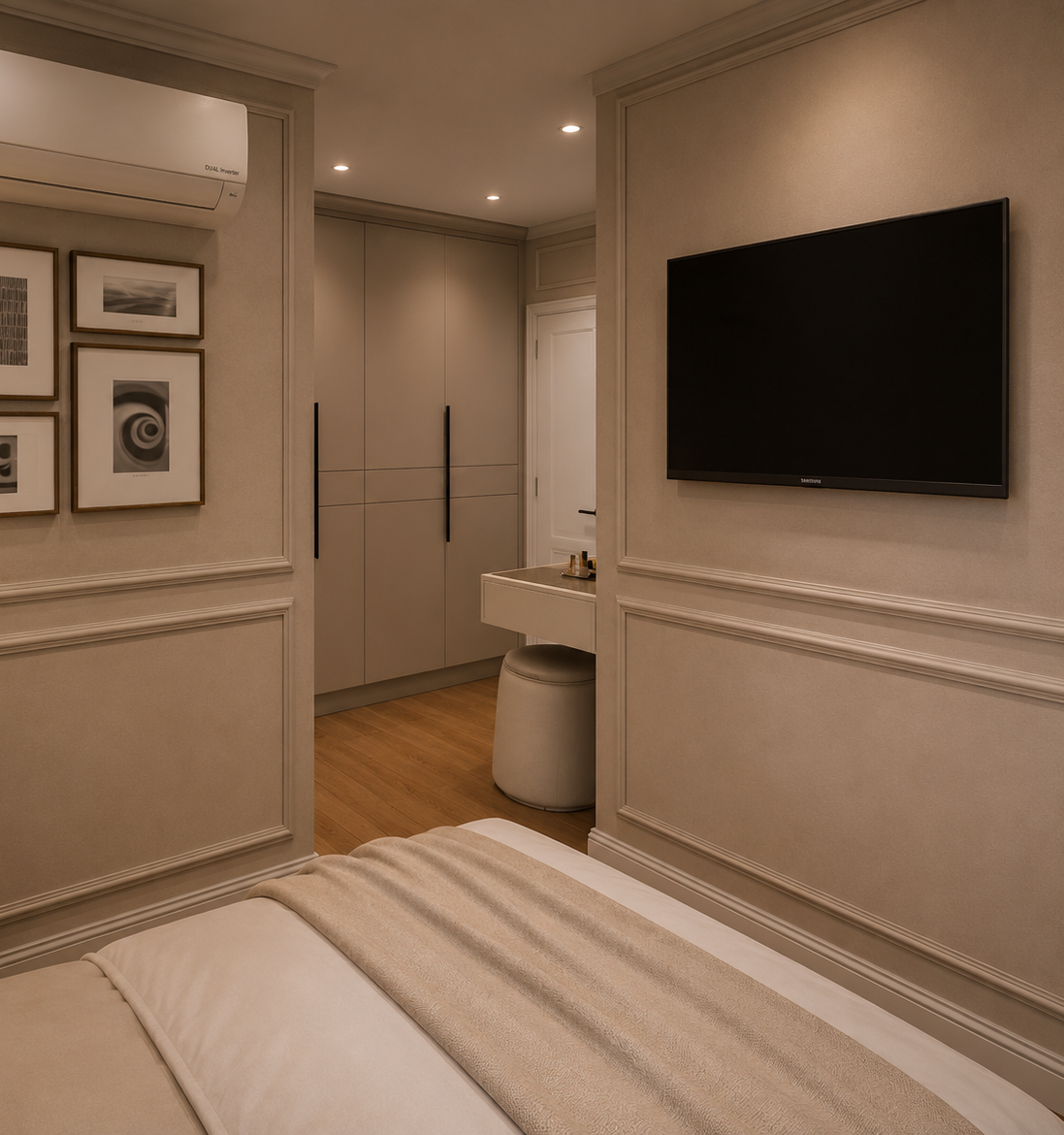 Vista della suite padronale con parete TV, boiserie decorative e accesso alla zona guardaroba.