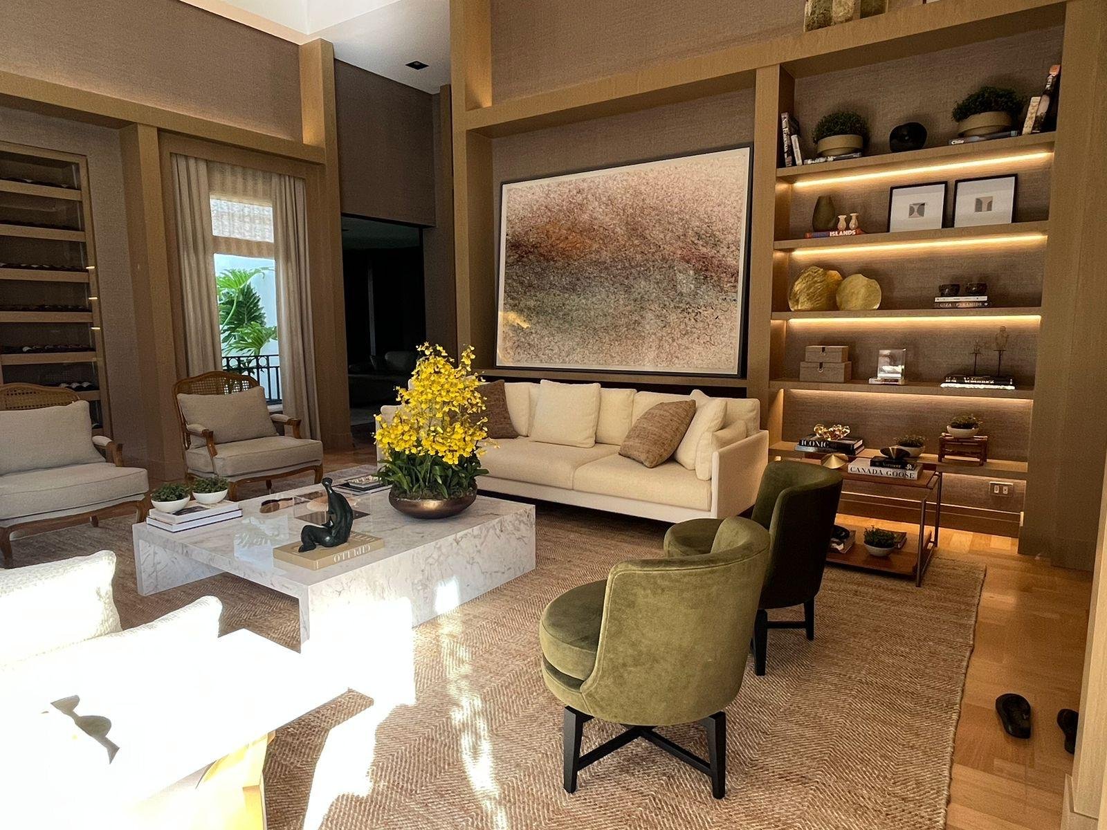 La palette di colori neutri e il tocco di verde rendono questo ambiente invitante e ricercato.