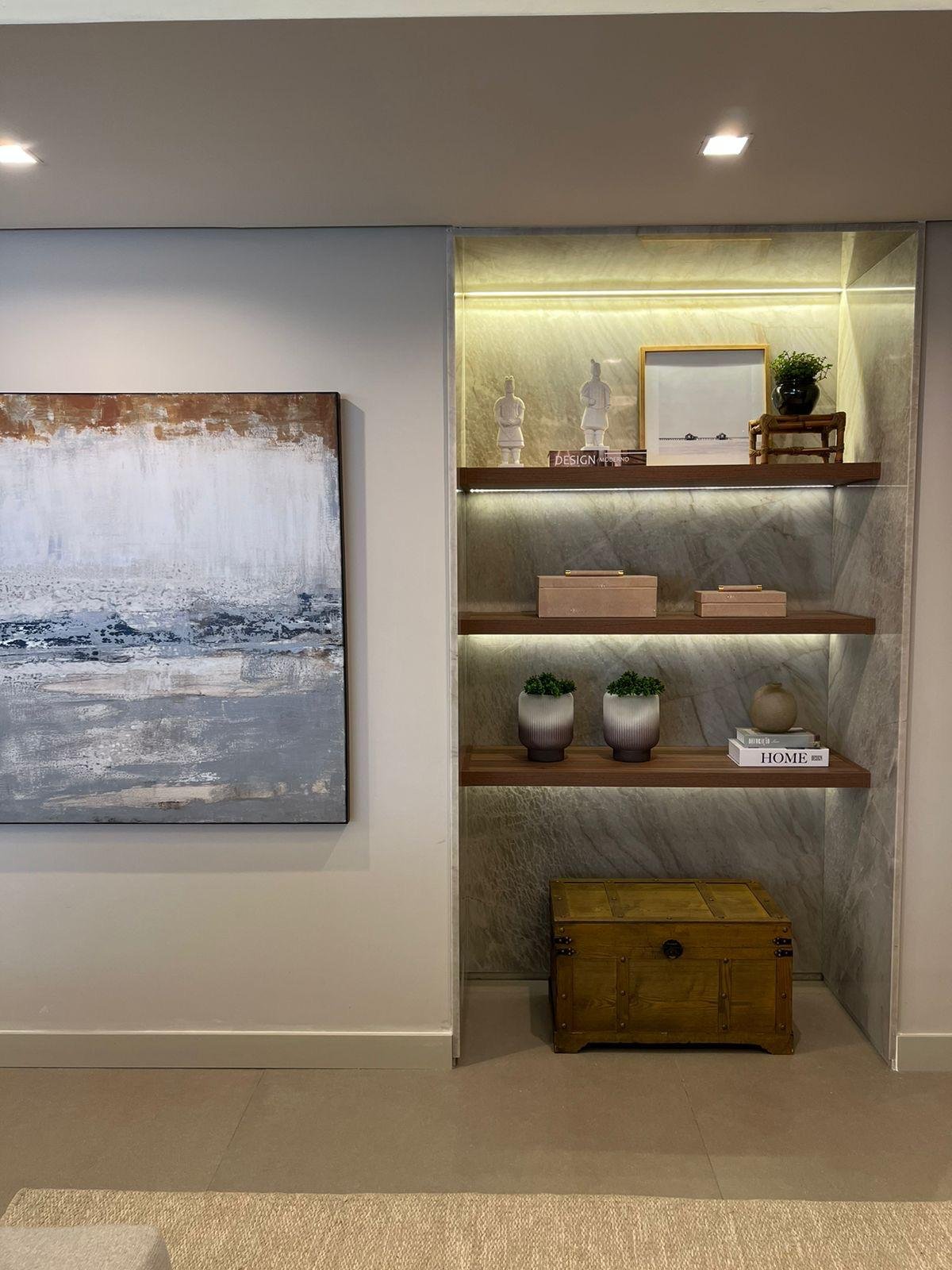 Mensole illuminate in legno, perfette per esporre oggetti decorativi e libri. L'illuminazione a soffitto evidenzia la bellezza degli arredi.