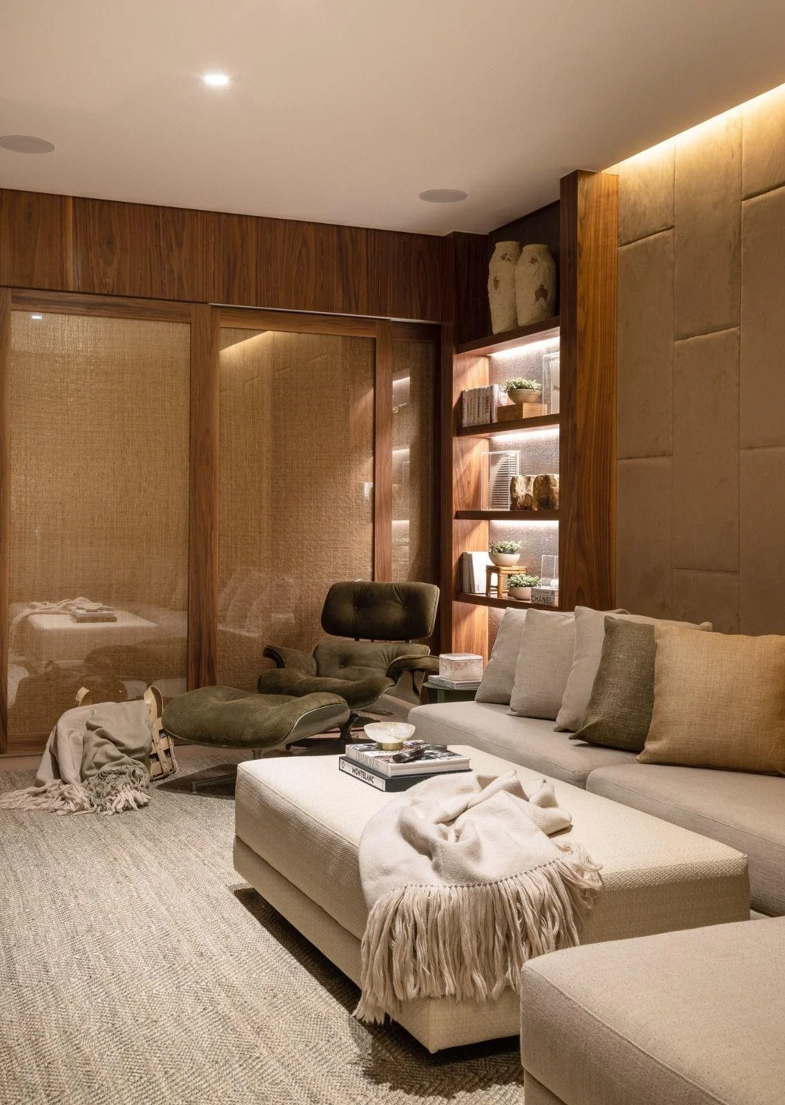Home theater con chaise longue e pareti tessili.