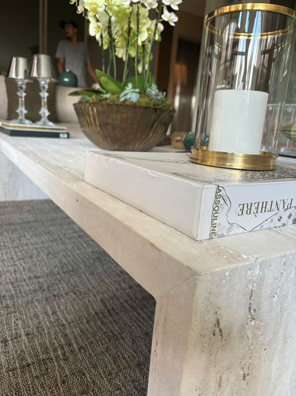 Giunta a 45° tra top e gambe: precisione artigianale e finitura pulita, senza interruzioni visive.