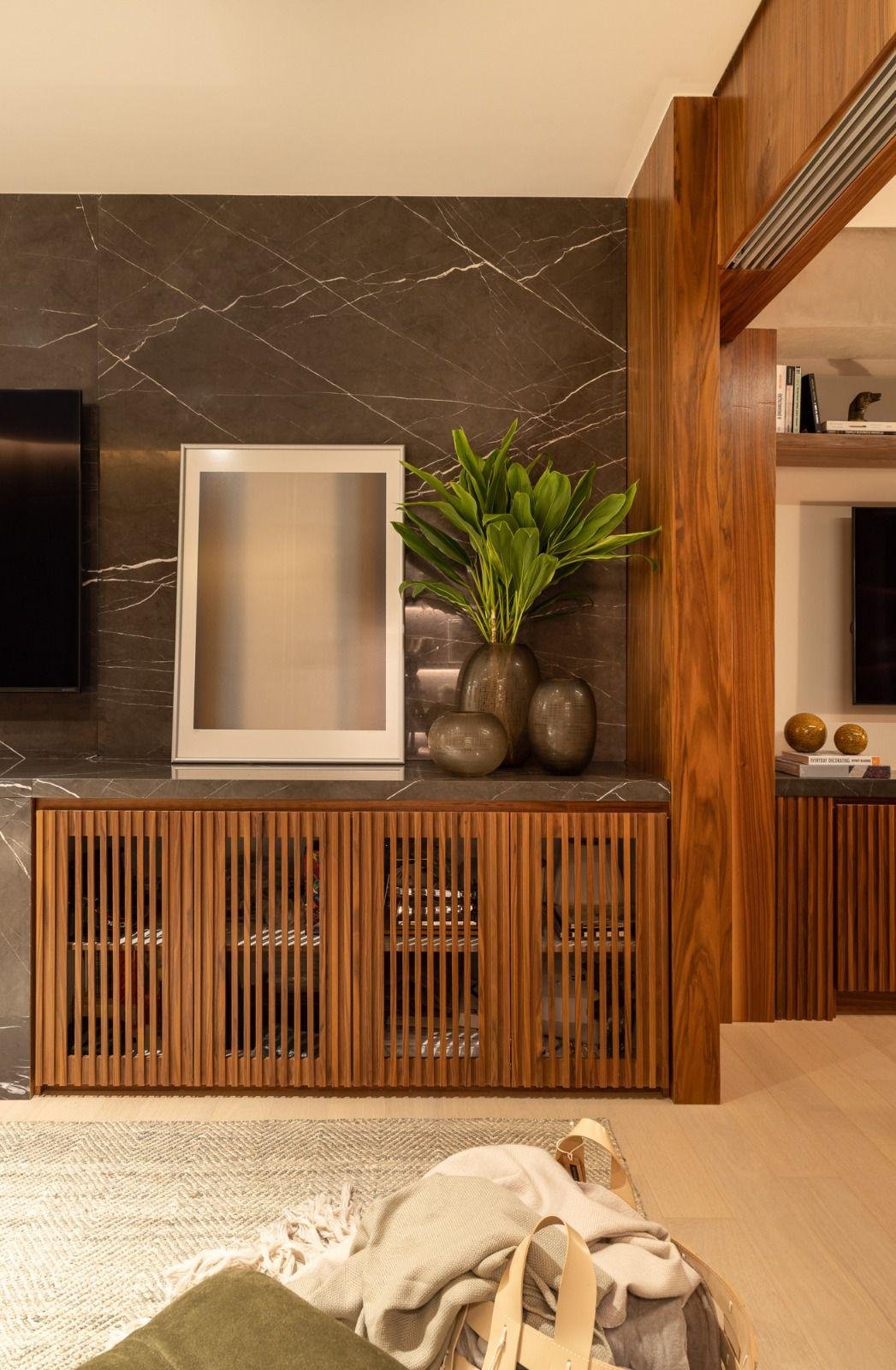 Home Theater - mobile su misura fatto a boiserie con griglia in legno.