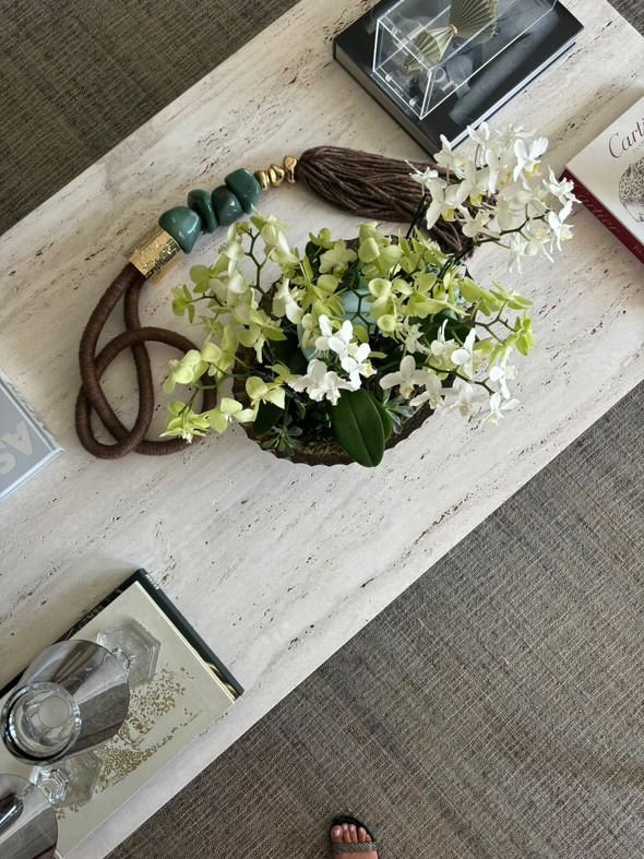 Vista top: geometrie pulite e travertino protagonista in una composizione minimale.