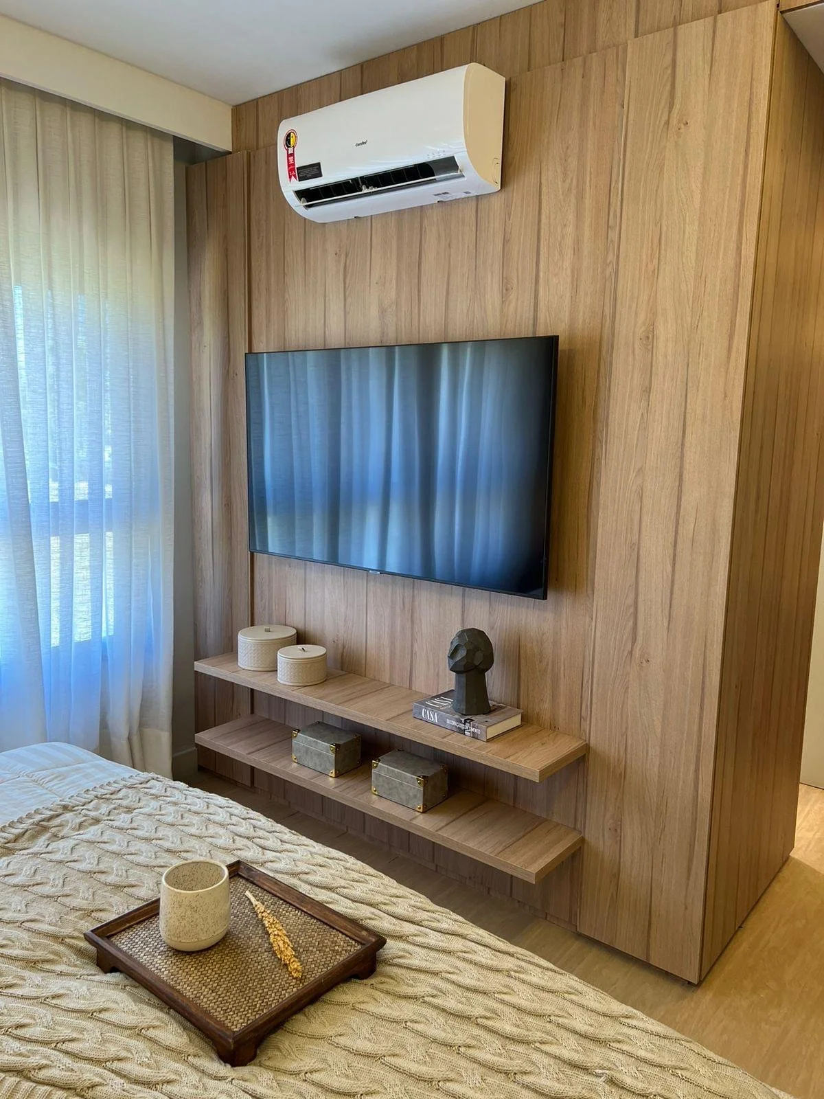 Pannello in legno e TV a parete. 