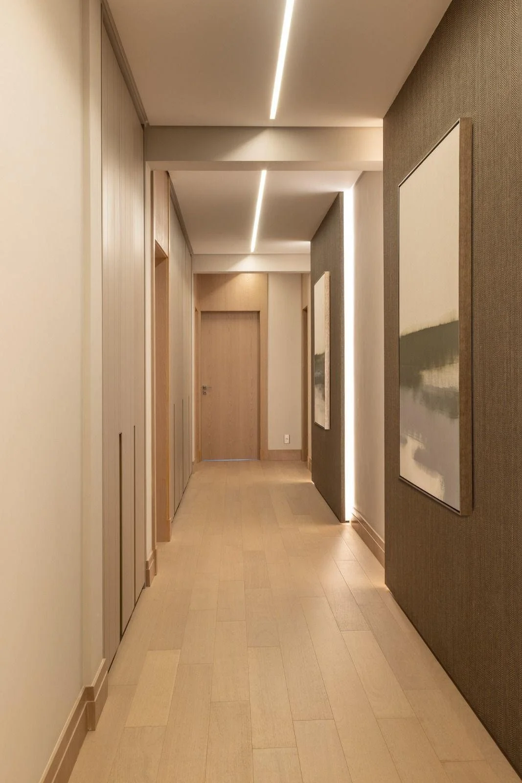 Corridoio stanze con illuminazione LED a soffitto. 