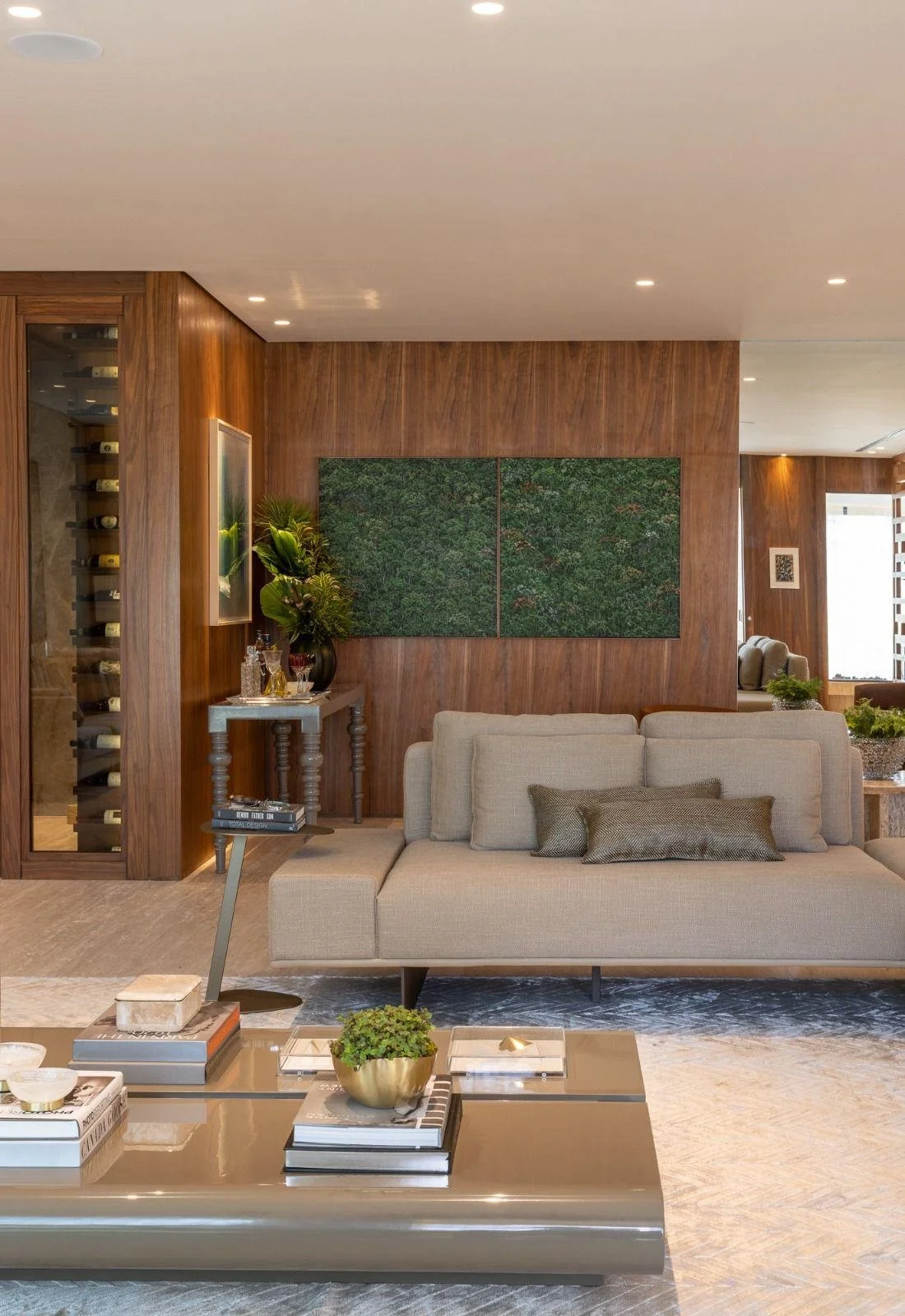 Salotto - quadro decorativo moderno, tonalità neutre, legni caldi e continuità materica.