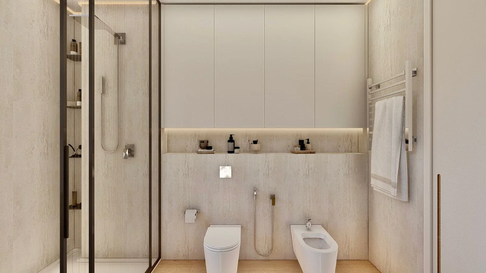 Bagno moderno con doccia, WC e bidet, armadietti bianchi, asciugamano bianco su radiatore, ripiano con prodotti per l'igiene, pareti in pietra chiara, illuminazione soffusa.