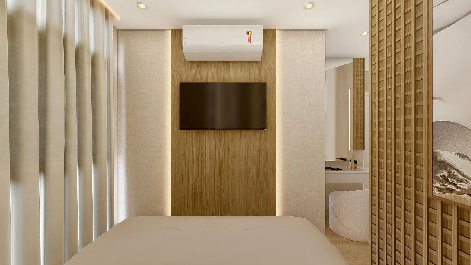 Camera matrimoniale contemporanea con parete TV rivestita in legno e illuminazione indiretta. Le tende leggere e la palette chiara contribuiscono a creare un’atmosfera intima e rilassante.