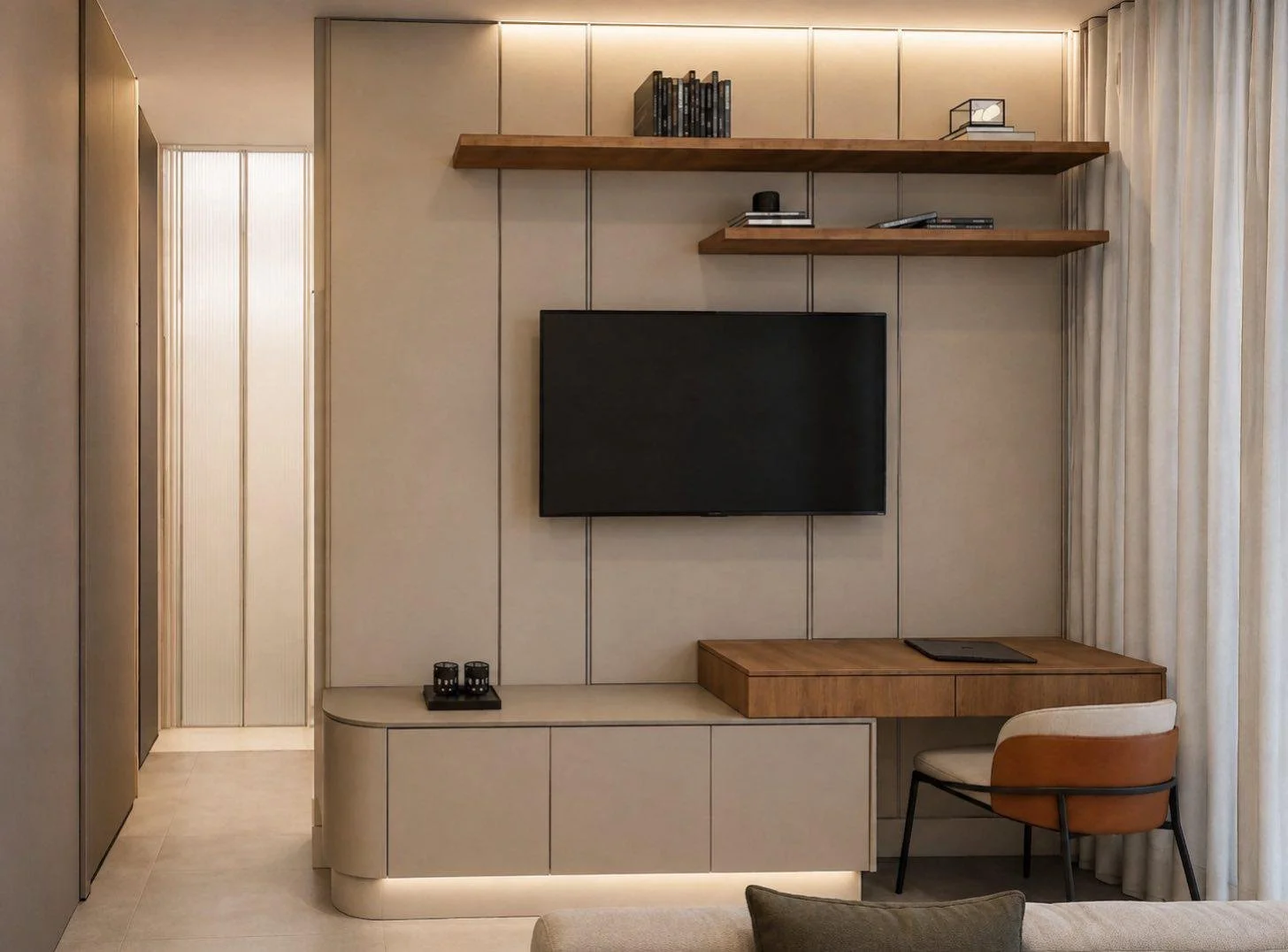 Legno e luce disegnano una parete continua che integra TV, contenimento e postazione di lavoro.