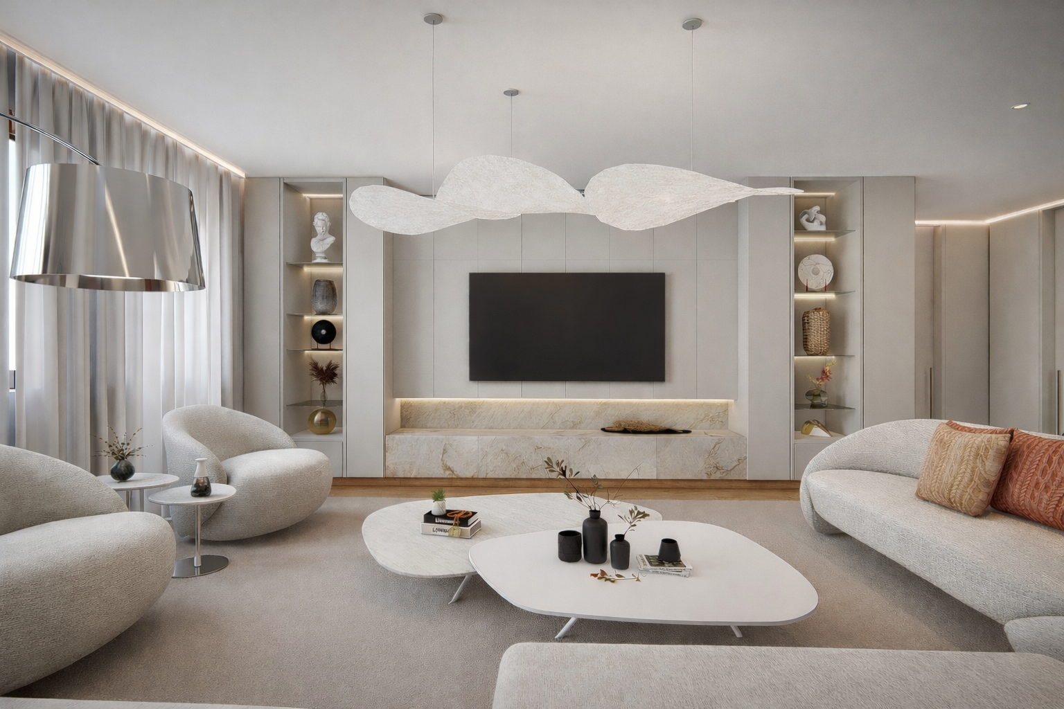 Soggiorno elegante con mobili beige e decorazioni minimaliste, pareti bianche, televisore a schermo piatto, scaffalature con oggetti d'arte, tavolini moderni con vasi e oggetti decorativi, sedie morbide e divano con cuscini, illuminazione soffusa e s