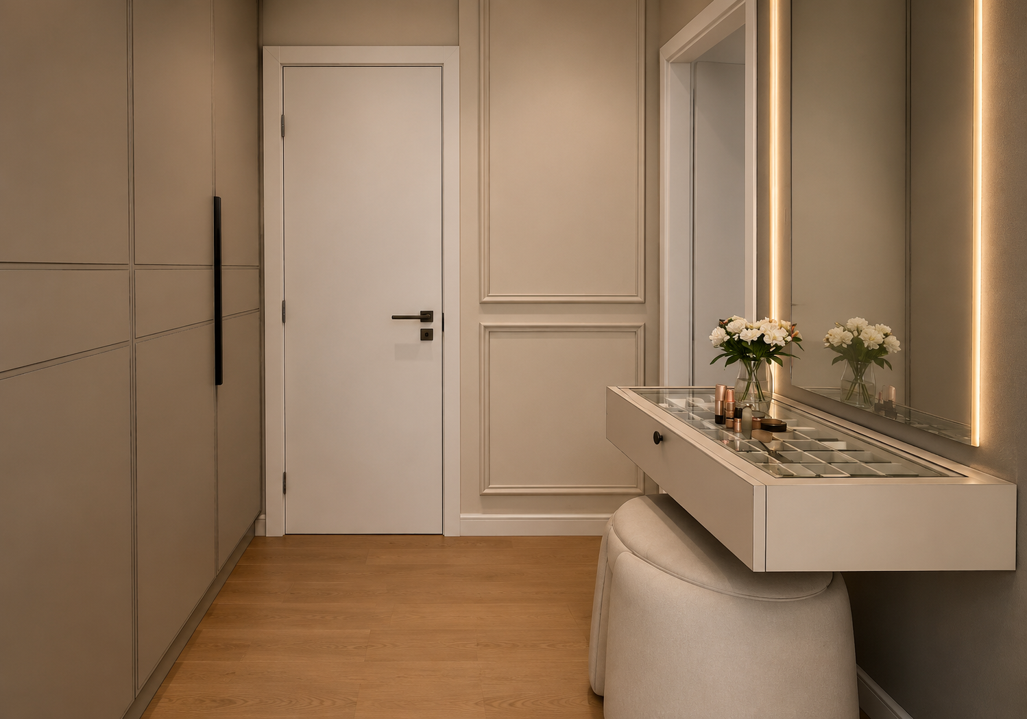 Cabina armadio integrata nella suite con armadiature su misura e postazione trucco illuminata.