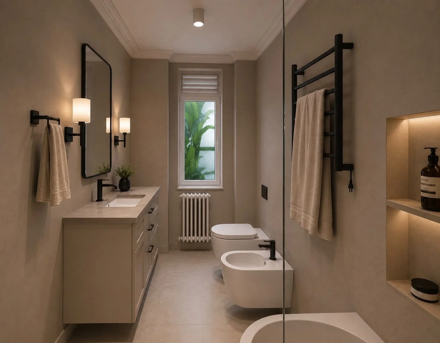 La vista longitudinale evidenzia l’organizzazione funzionale del bagno. Il mobile lavabo chiaro corre lungo la parete, mentre sanitari dalle forme essenziali, scaldasalviette nero e nicchie illuminate definiscono un ambiente ordinato e contemporaneo.