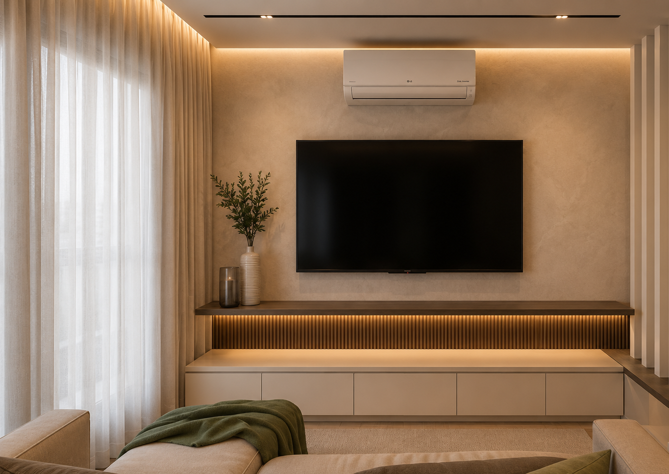 Parete TV dal disegno essenziale, valorizzata da un lungo mobile sospeso, dettagli in legno e illuminazione indiretta. Le tonalità neutre e le tende a tutta altezza contribuiscono a creare un living elegante e rilassante.