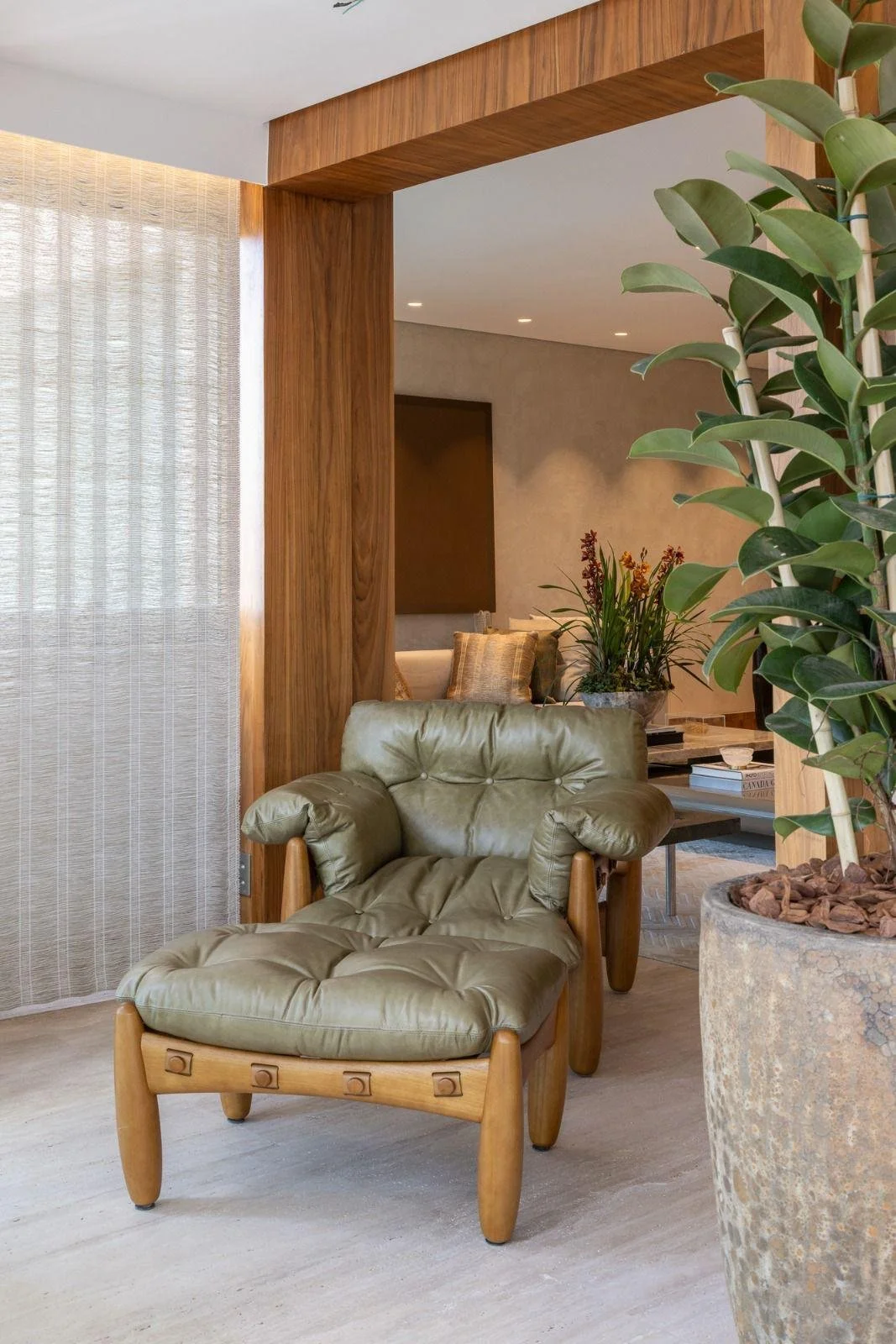 Dettaglio relax con chaise longue in pelle e cornice in legno.